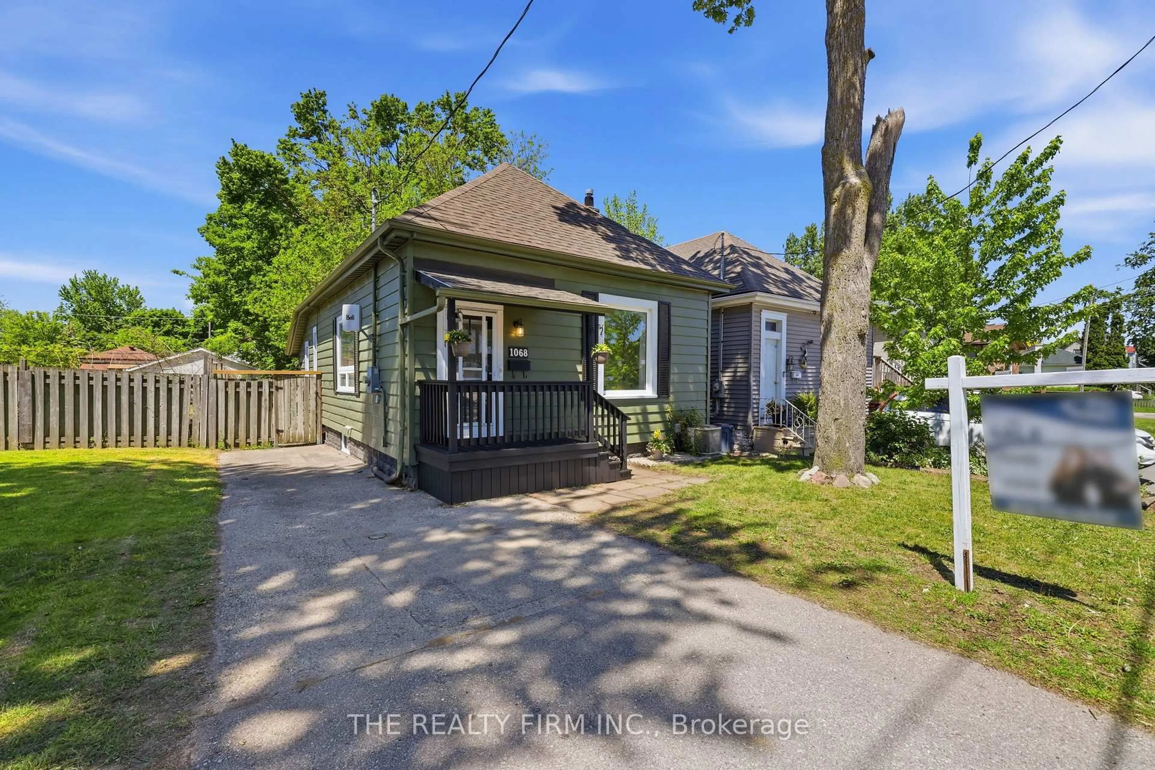 A pic from outside/outdoor area/front of a property/back of a property/a pic from drone, street for 1068 Margaret St, London East Ontario N5W 2K1