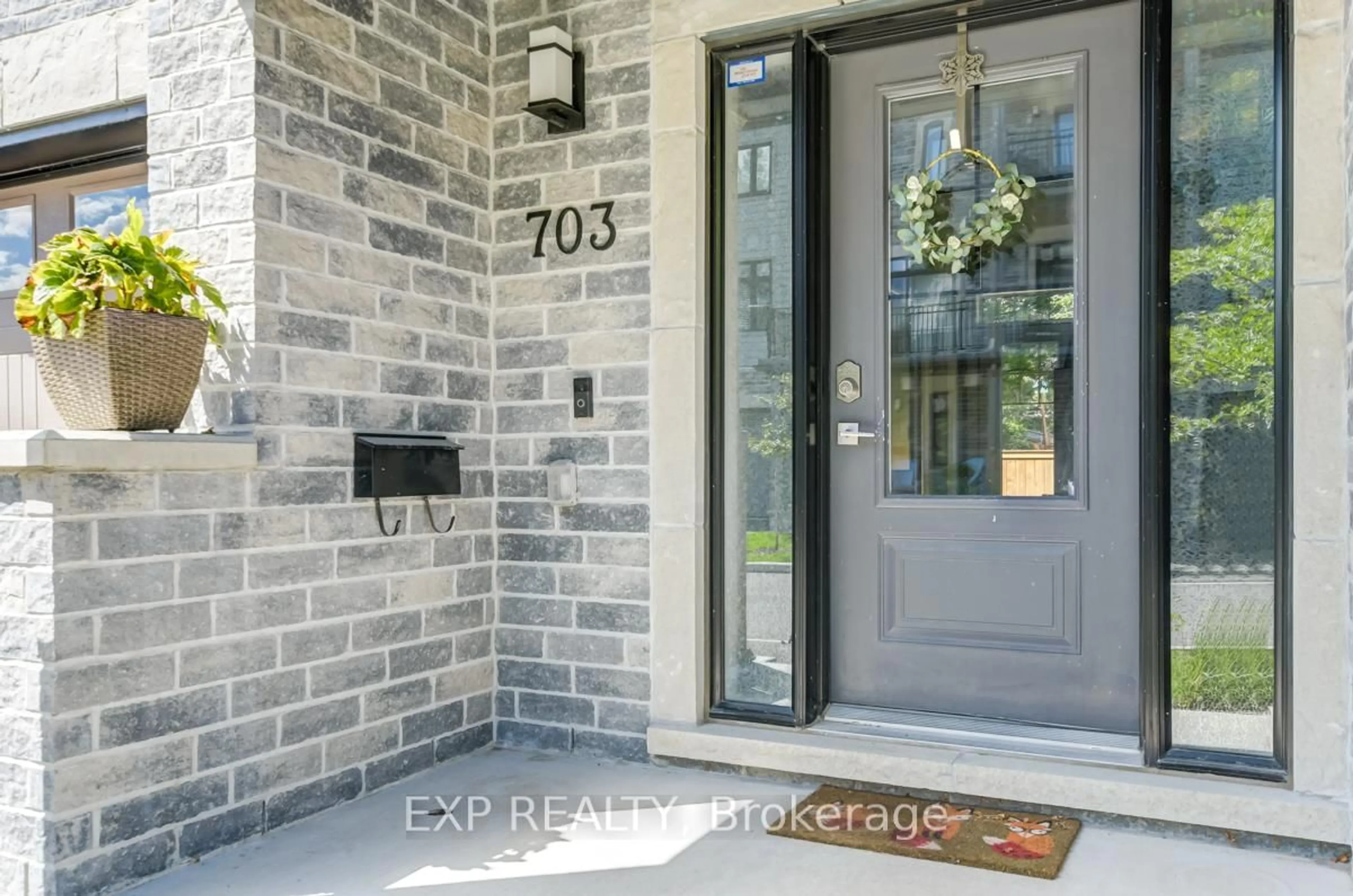 Indoor entryway for 703 Reverie Private, Stittsville Ontario K2S 1E3
