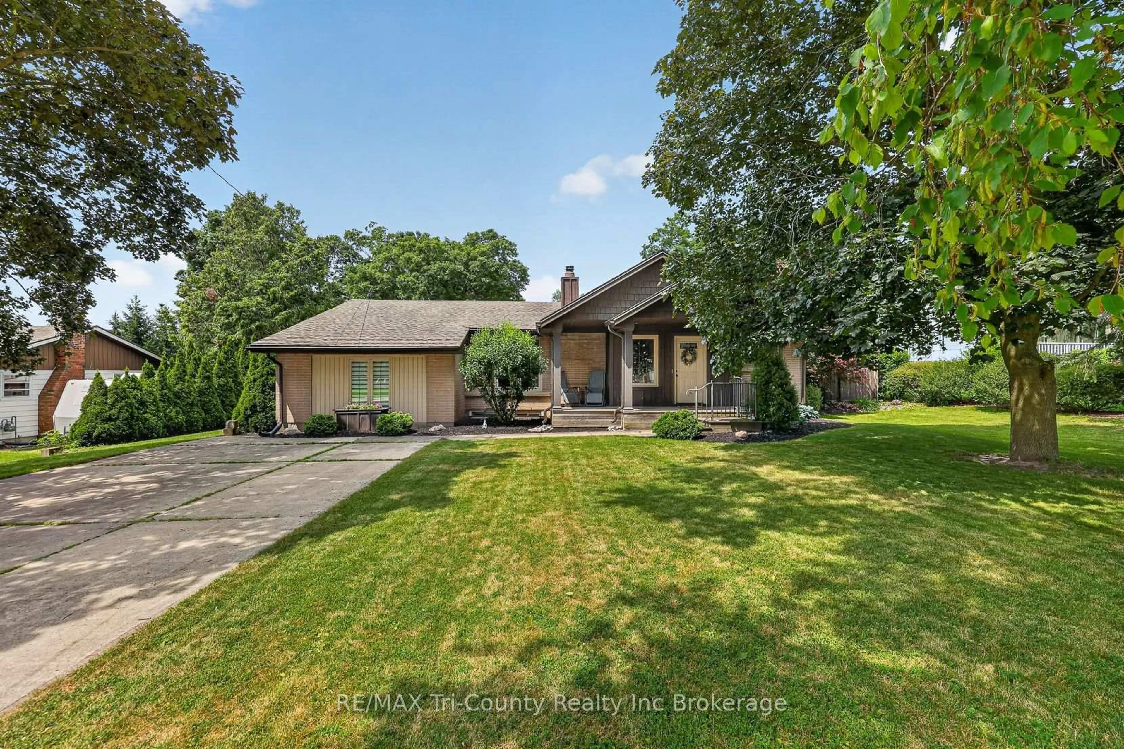 A pic from outside/outdoor area/front of a property/back of a property/a pic from drone, street for 309 Quarterline Rd, Tillsonburg Ontario N4G 4E7