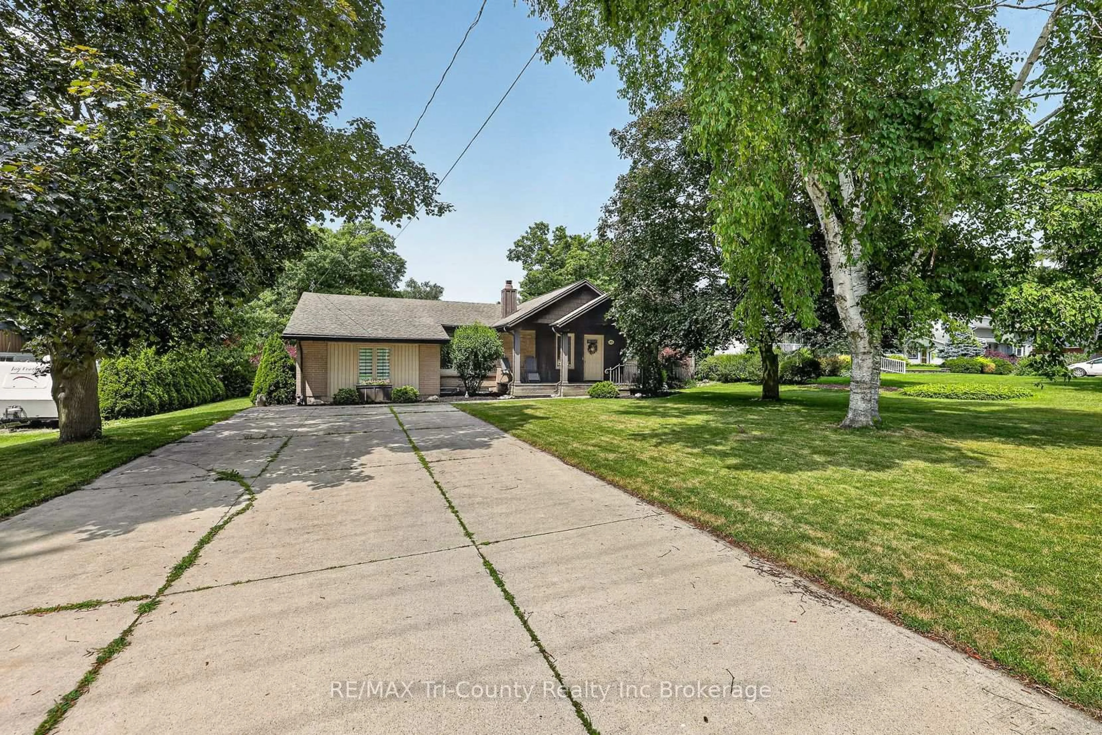 A pic from outside/outdoor area/front of a property/back of a property/a pic from drone, street for 309 Quarterline Rd, Tillsonburg Ontario N4G 4E7