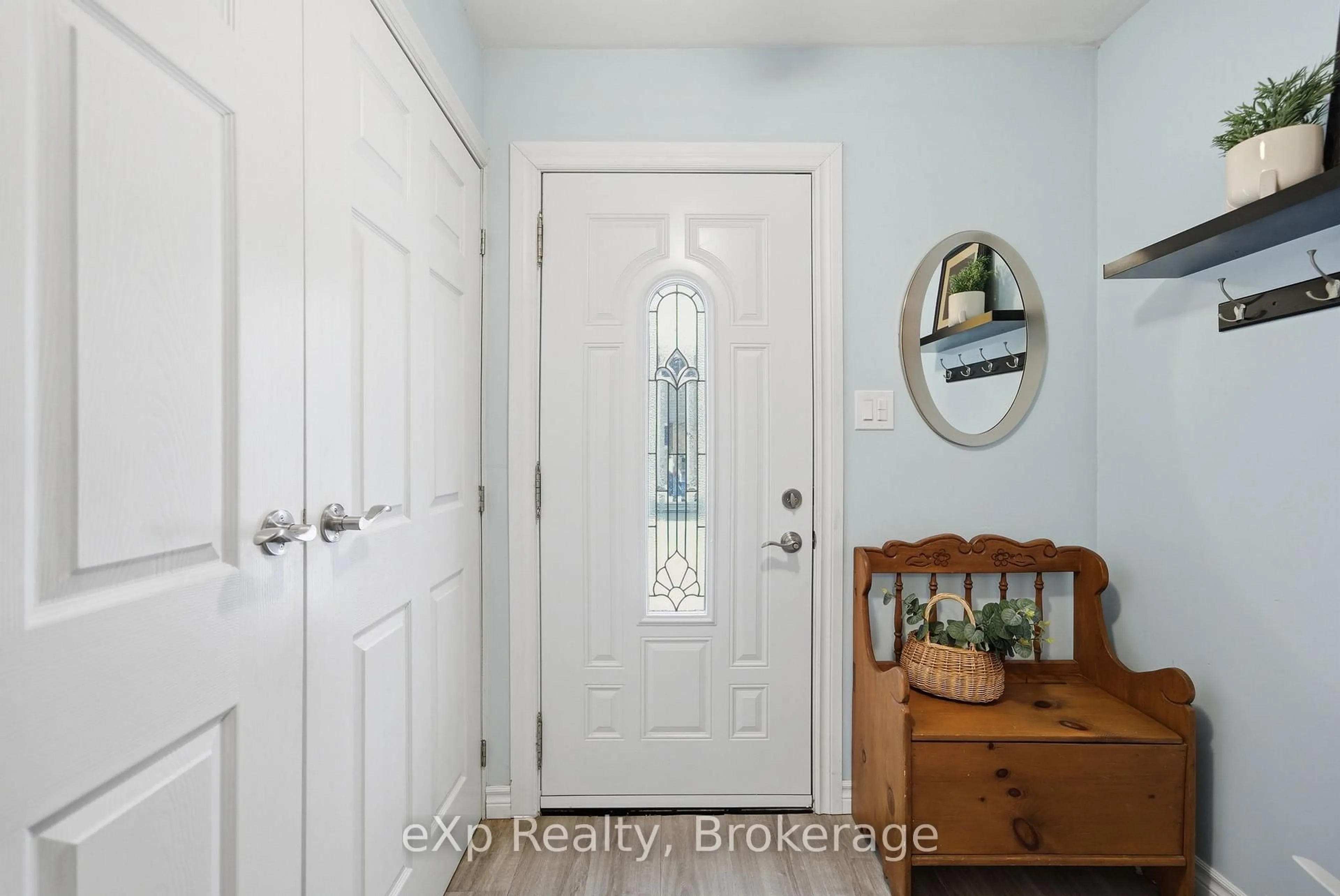 Indoor entryway for 400 Westwood Dr #F5, Cobourg Ontario K9A 2B6