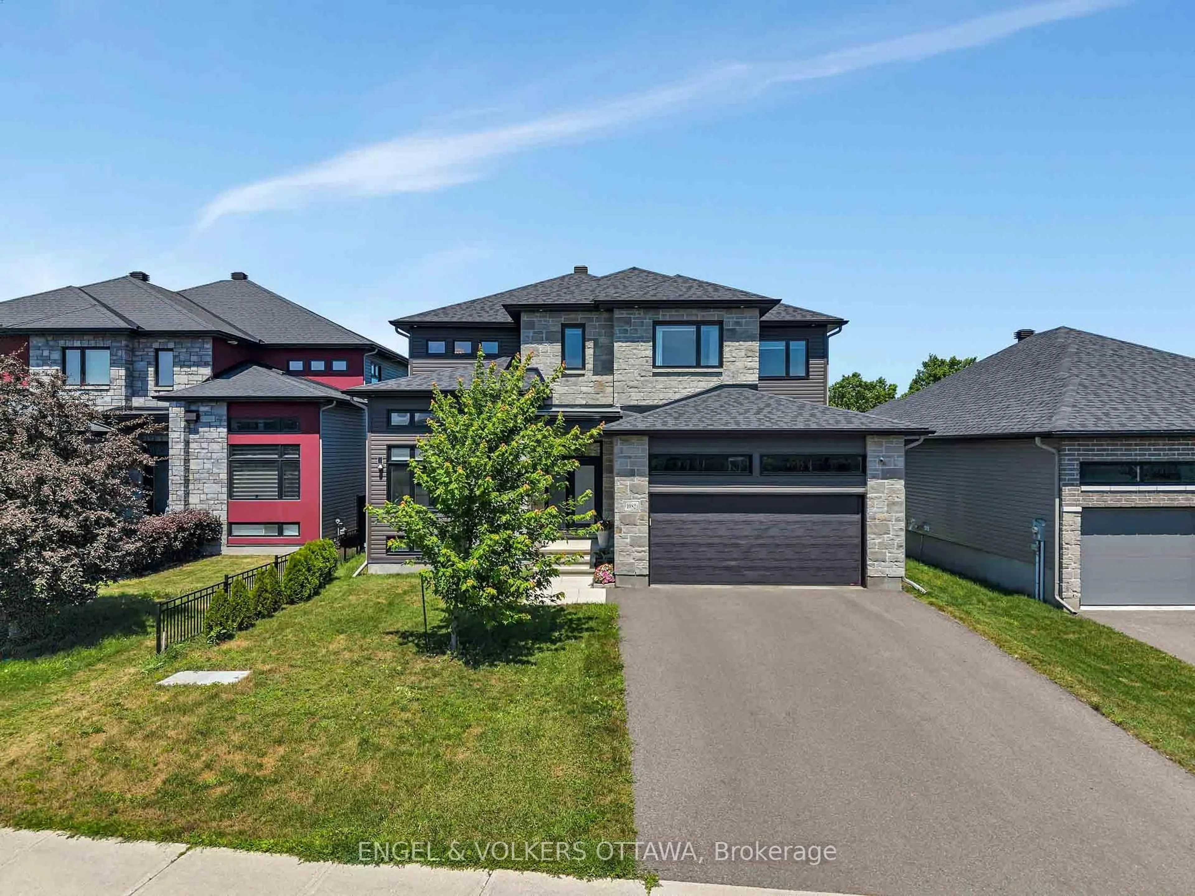 A pic from outside/outdoor area/front of a property/back of a property/a pic from drone, street for 1082 Docteur Corbeil Blvd, Clarence-Rockland Ontario K4K 0E9