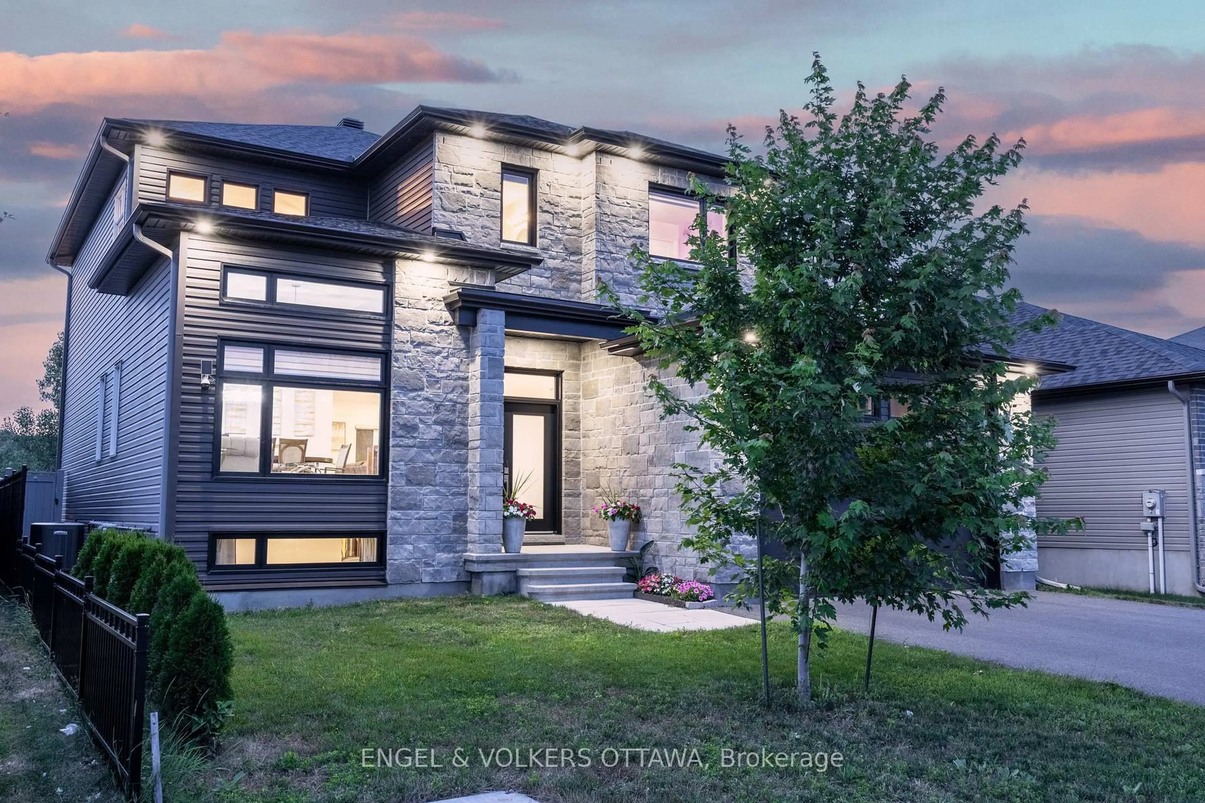 Home with brick exterior material, unknown for 1082 Docteur Corbeil Blvd, Clarence-Rockland Ontario K4K 0E9
