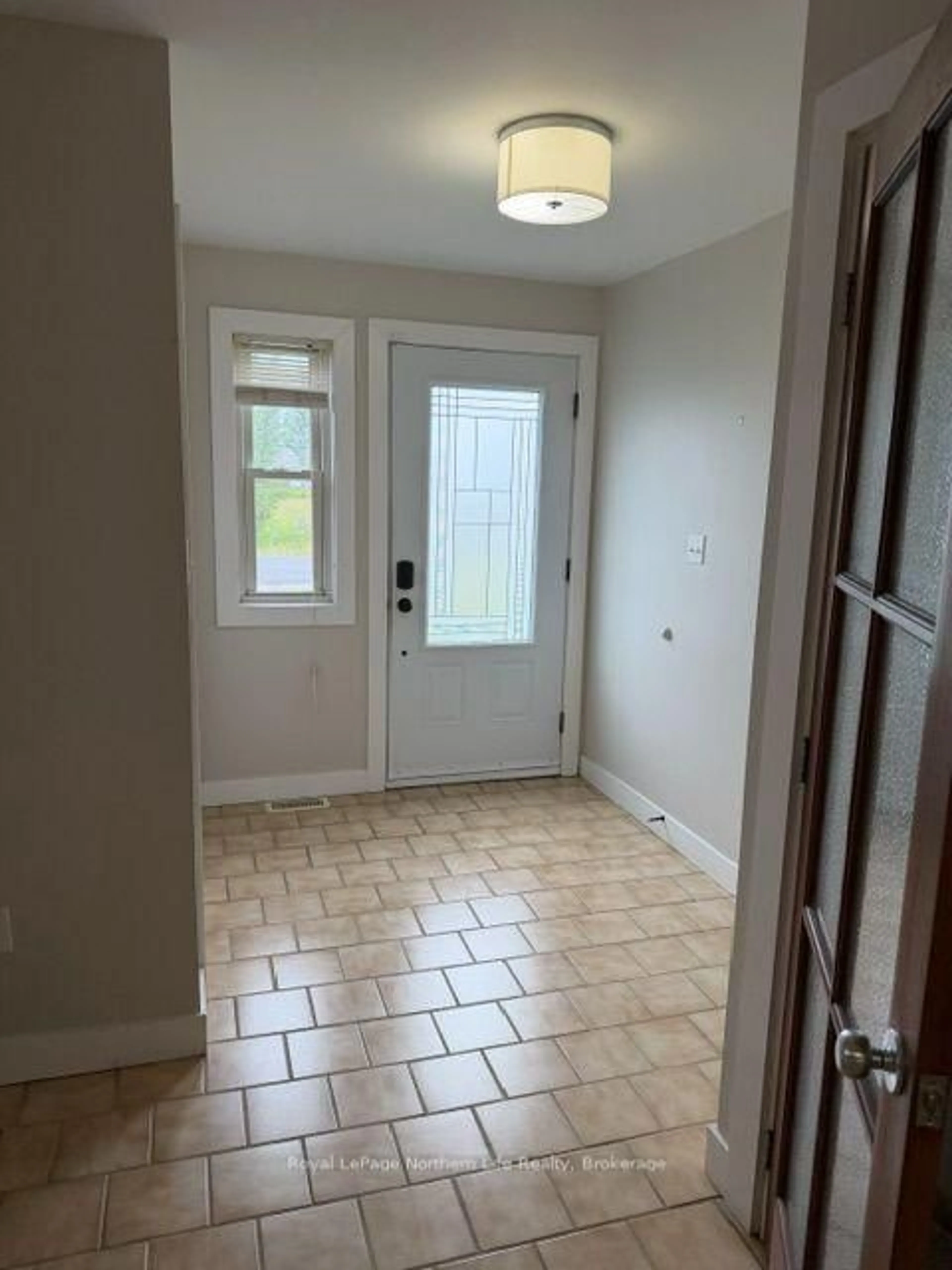 Indoor entryway for 148 Railway St, West Nipissing Ontario P2B 3B1