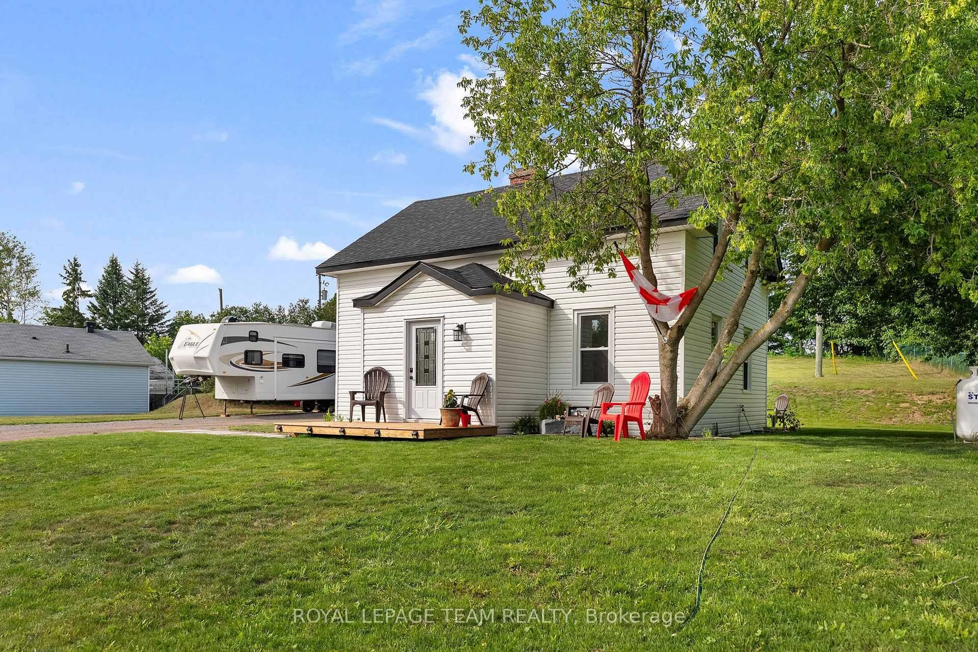 A pic from outside/outdoor area/front of a property/back of a property/a pic from drone, unknown for 27 Tammy Tr, Haley Station Ontario K0J 1Y0