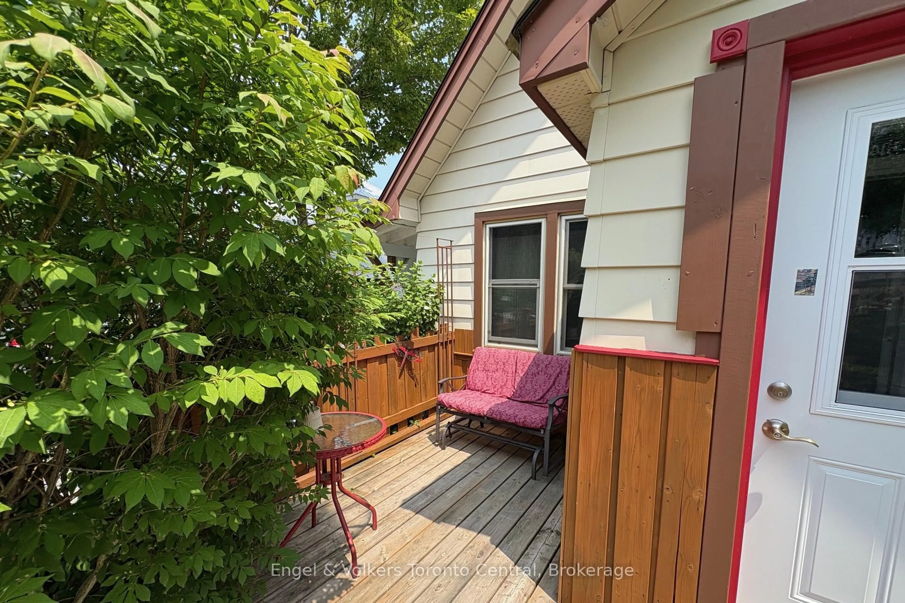 Patio, street for 40 West St, Huntsville Ontario P1H 1P6