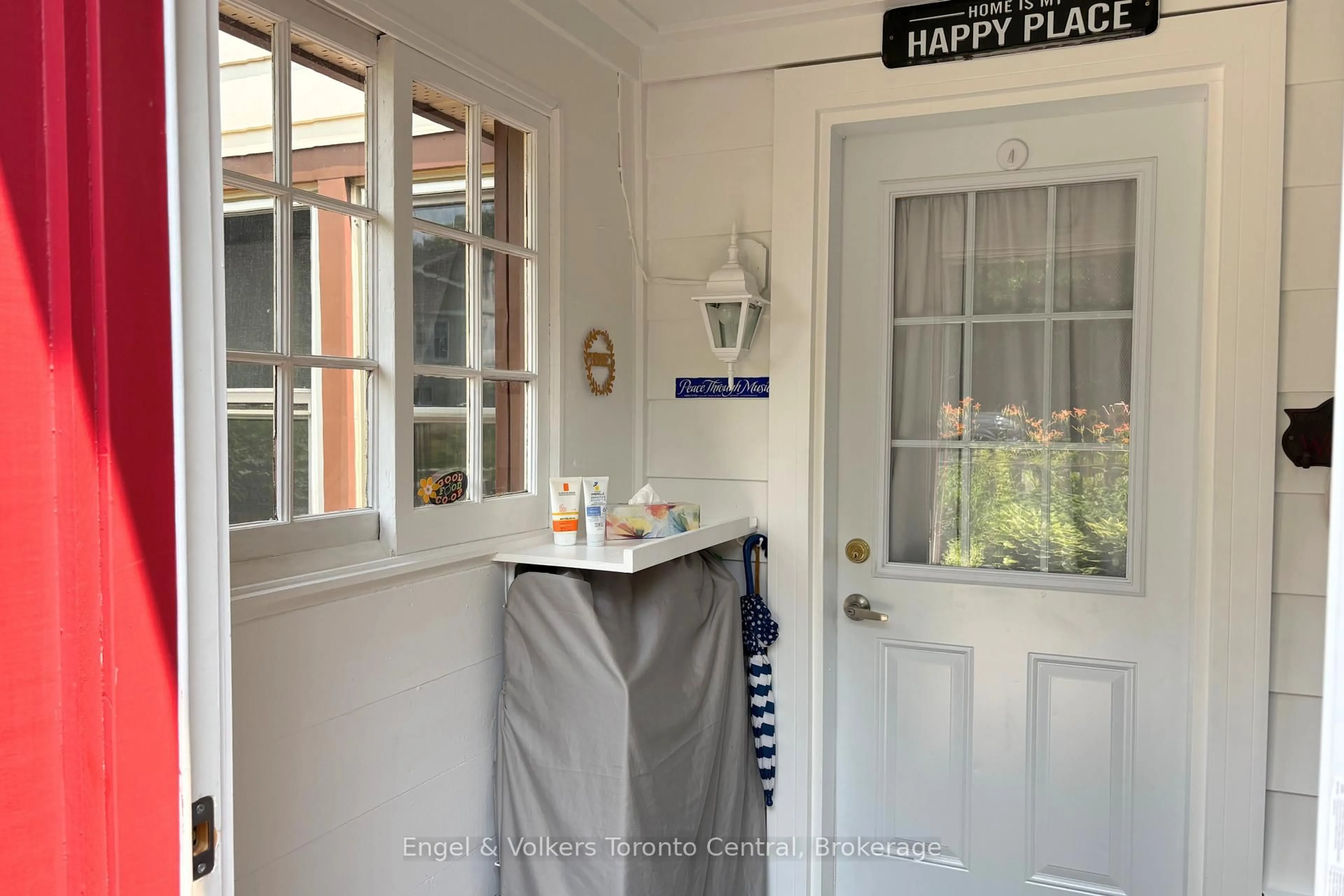Indoor entryway for 40 West St, Huntsville Ontario P1H 1P6