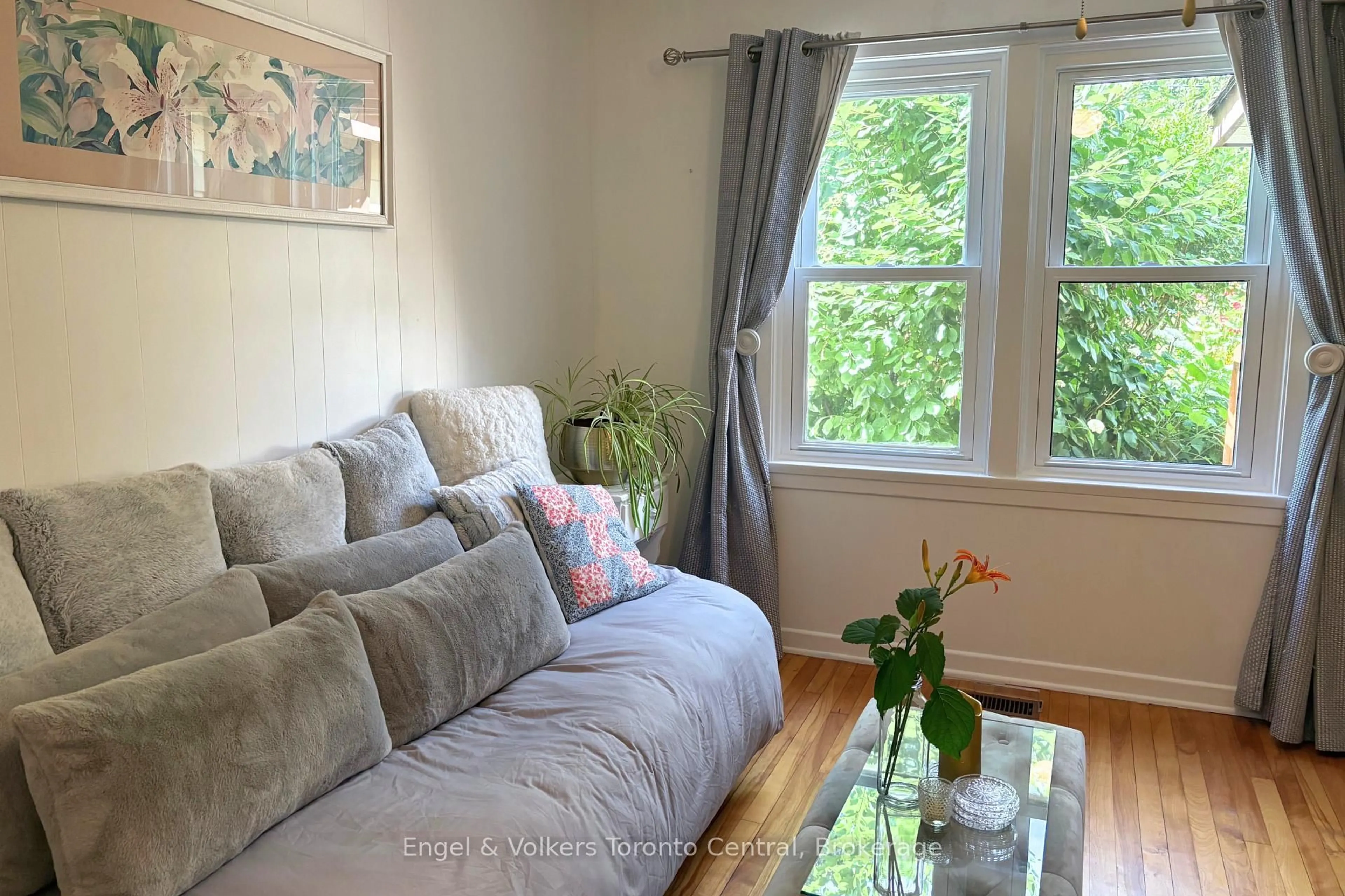Living room with furniture, wood/laminate floor for 40 West St, Huntsville Ontario P1H 1P6