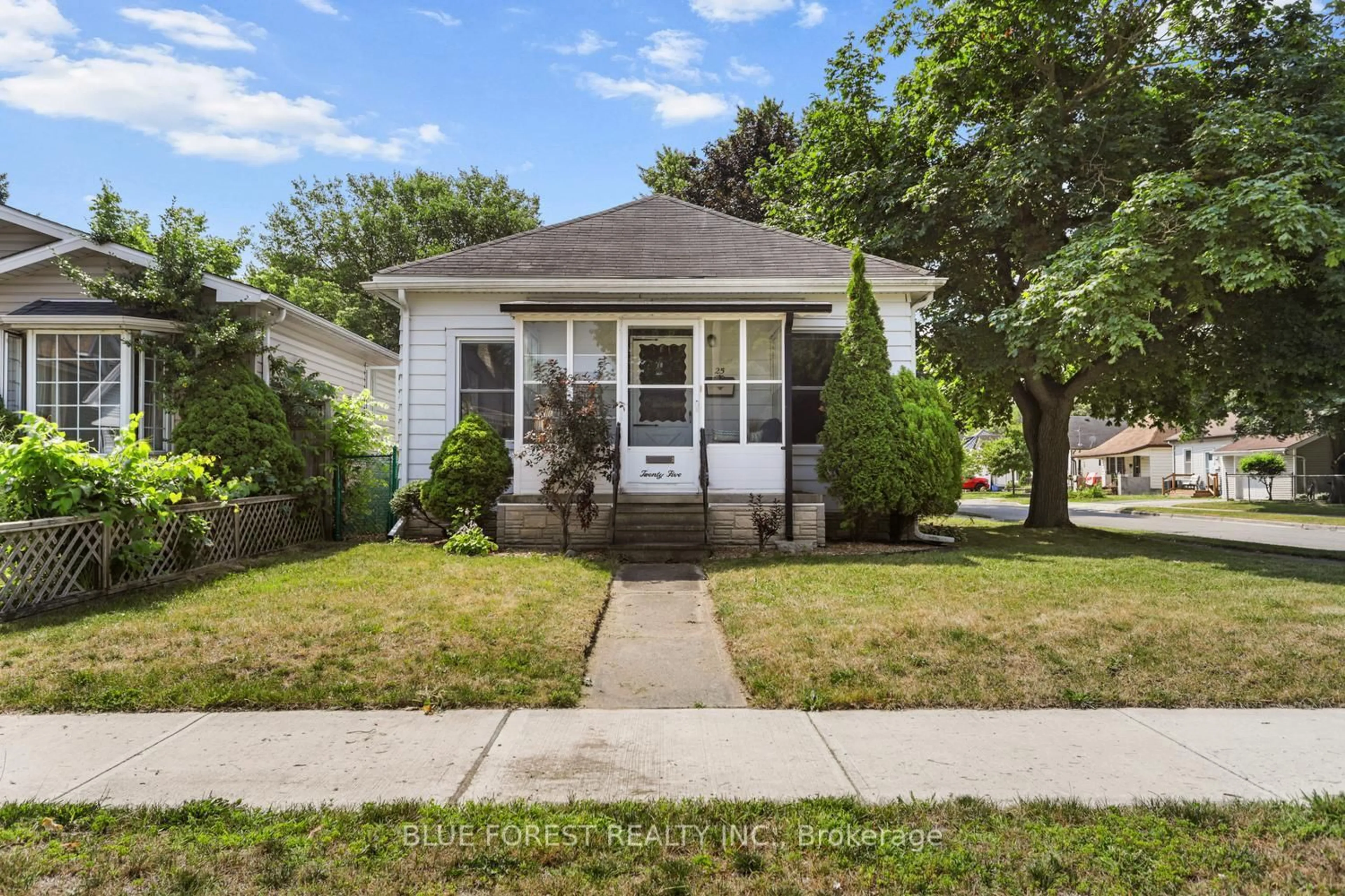 Home with vinyl exterior material, street for 25 Major St, London East Ontario N5Z 1E2