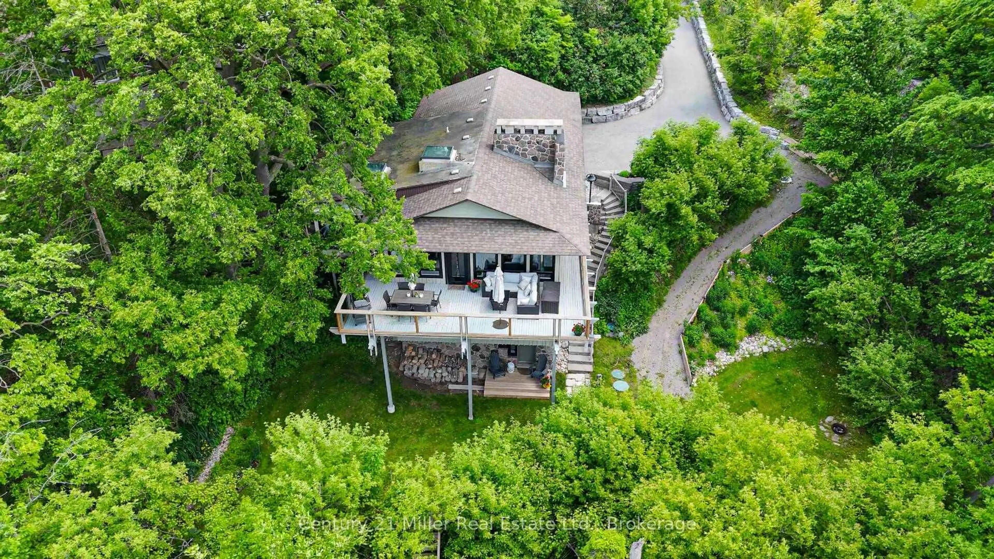 A pic from outside/outdoor area/front of a property/back of a property/a pic from drone, unknown for 50 Greensview Dr, Kitchener Ontario N2P 2E6