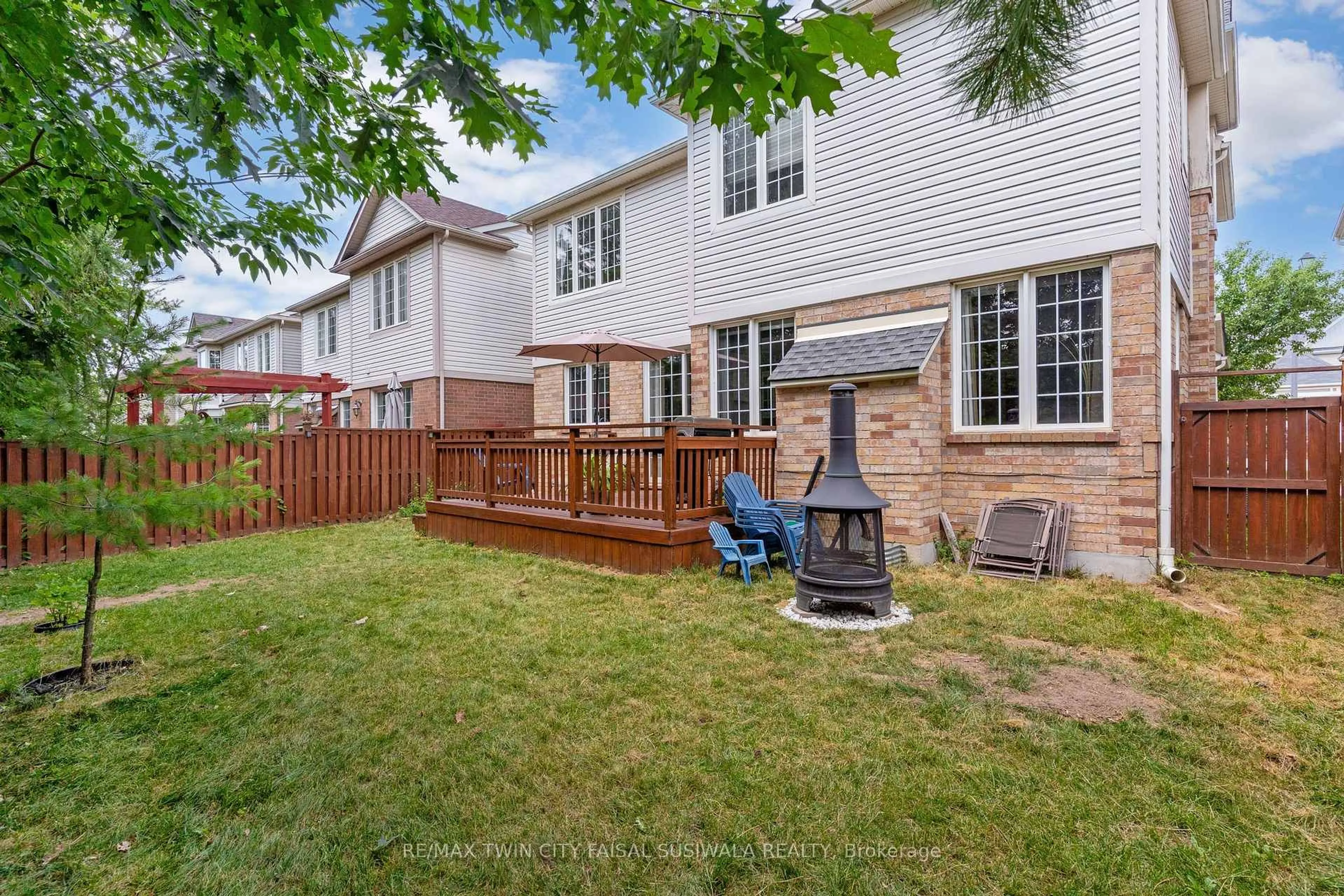 Patio, street for 170 Garth Massey Dr, Cambridge Ontario N1T 2G4