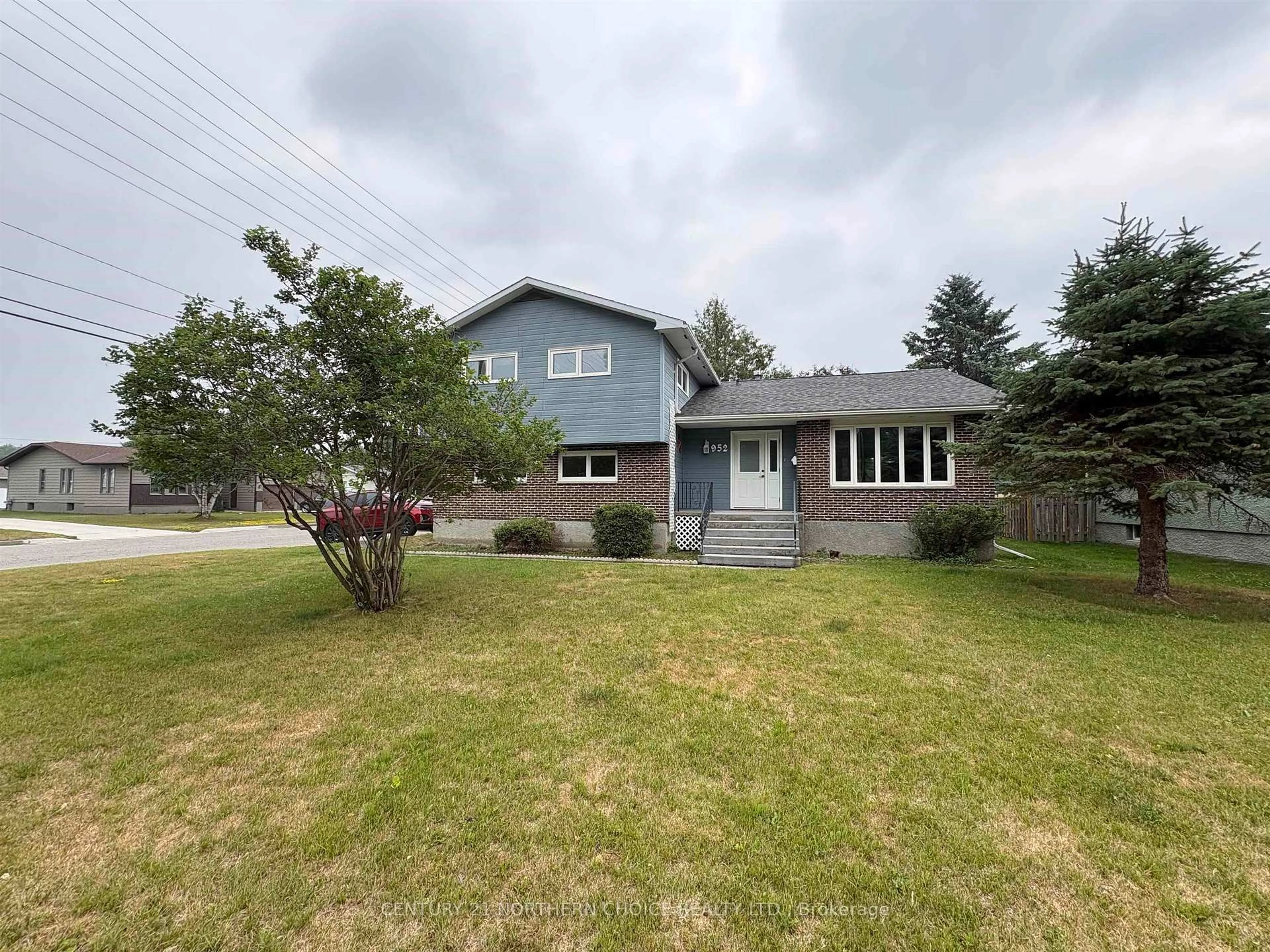 A pic from outside/outdoor area/front of a property/back of a property/a pic from drone, street for 952 Russell Bywy, Fort Frances Ontario P9A 3N9