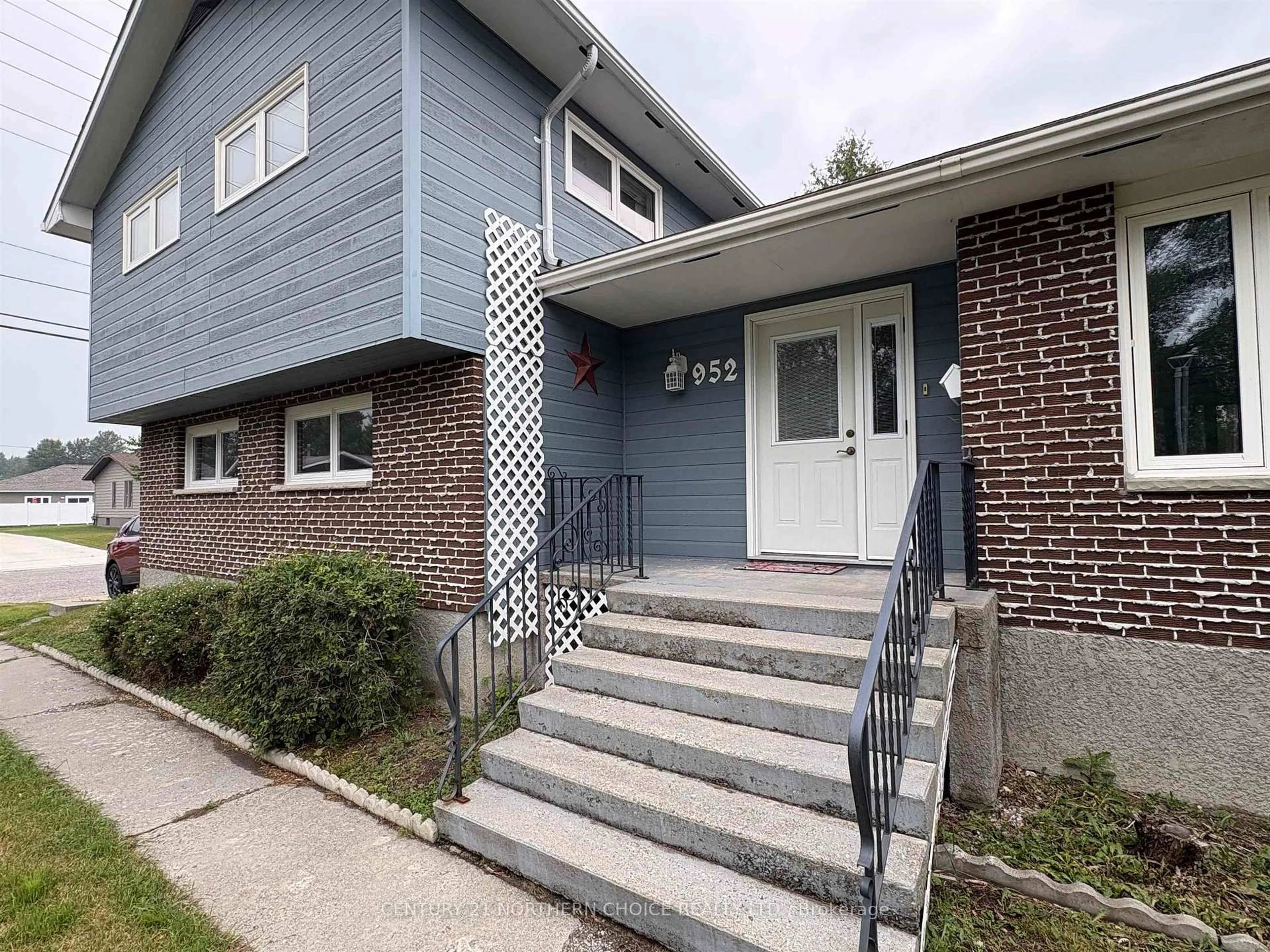Home with brick exterior material, street for 952 Russell Bywy, Fort Frances Ontario P9A 3N9