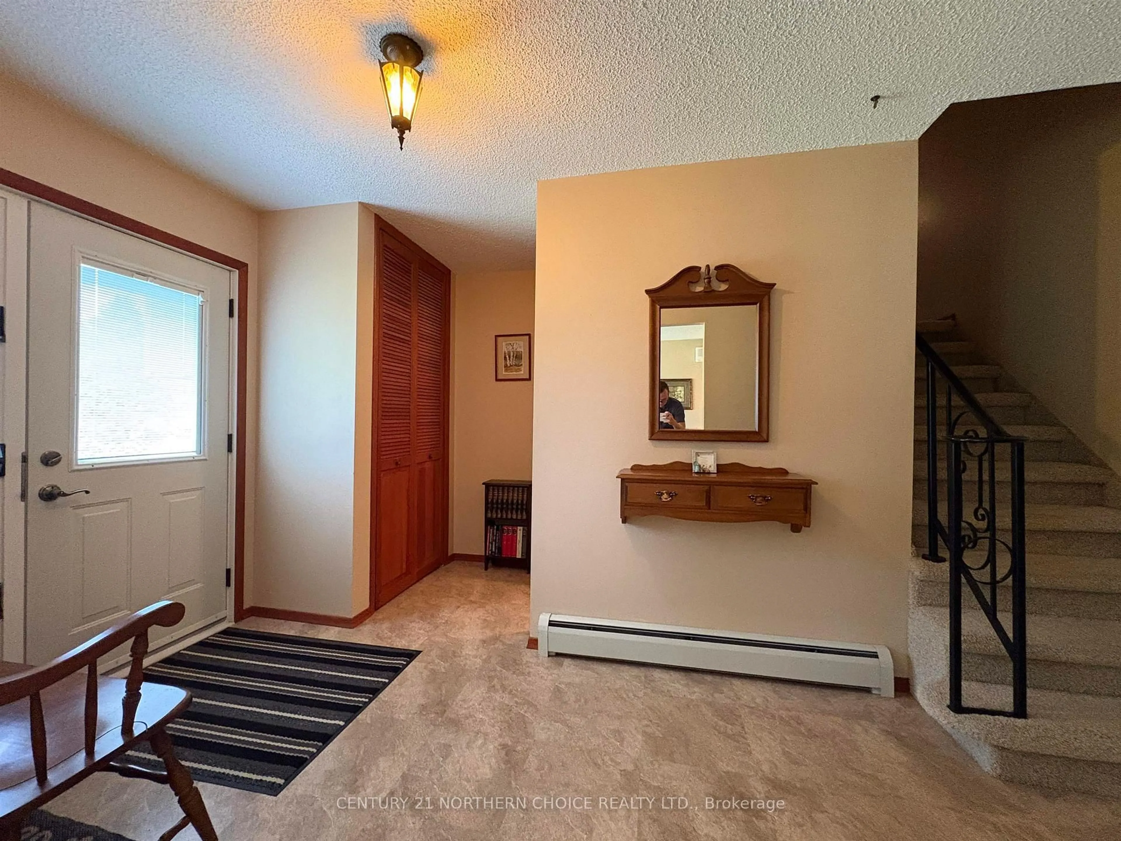 Indoor entryway for 952 Russell Bywy, Fort Frances Ontario P9A 3N9
