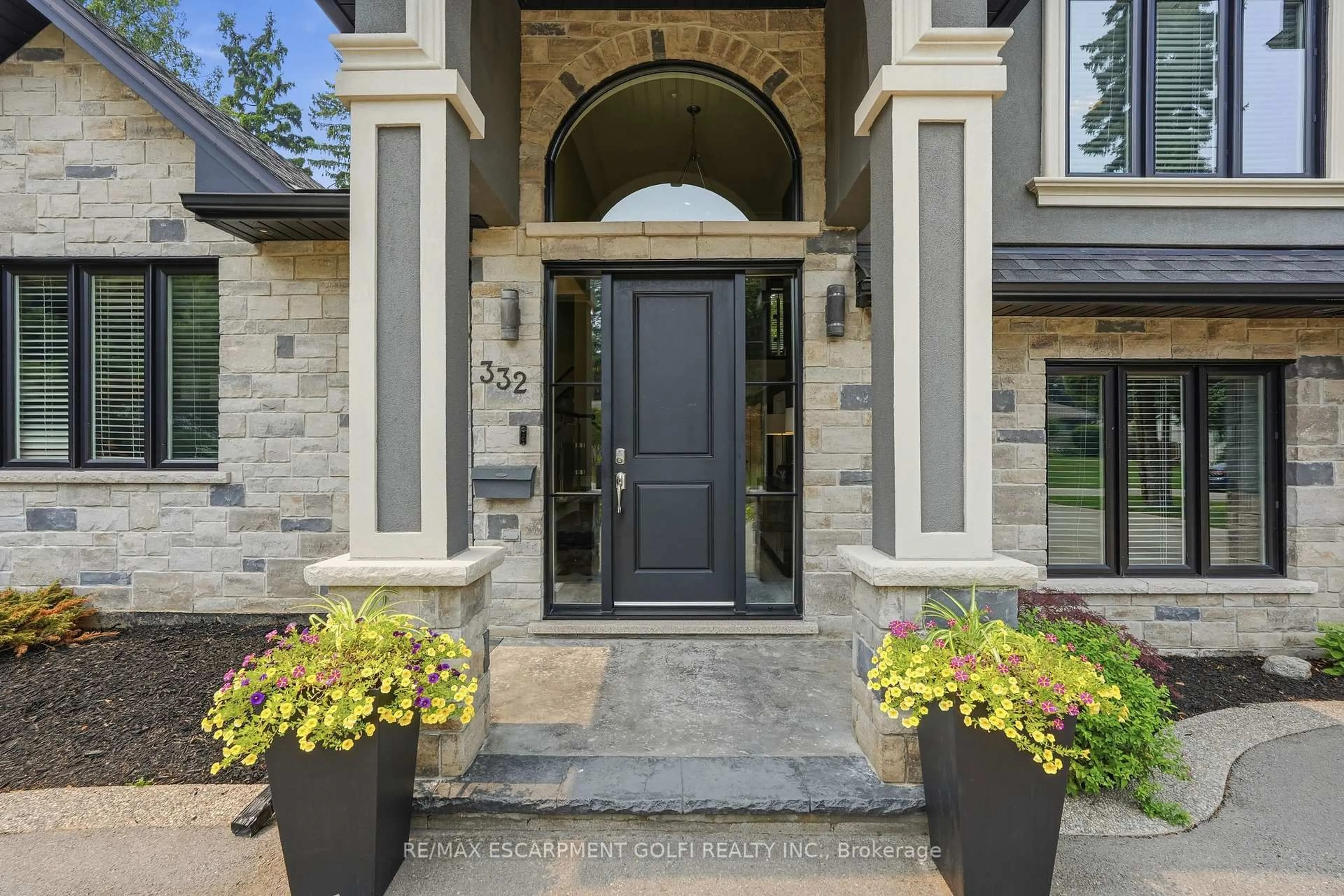 Indoor entryway for 332 Woodworth Dr, Hamilton Ontario L9G 2N1