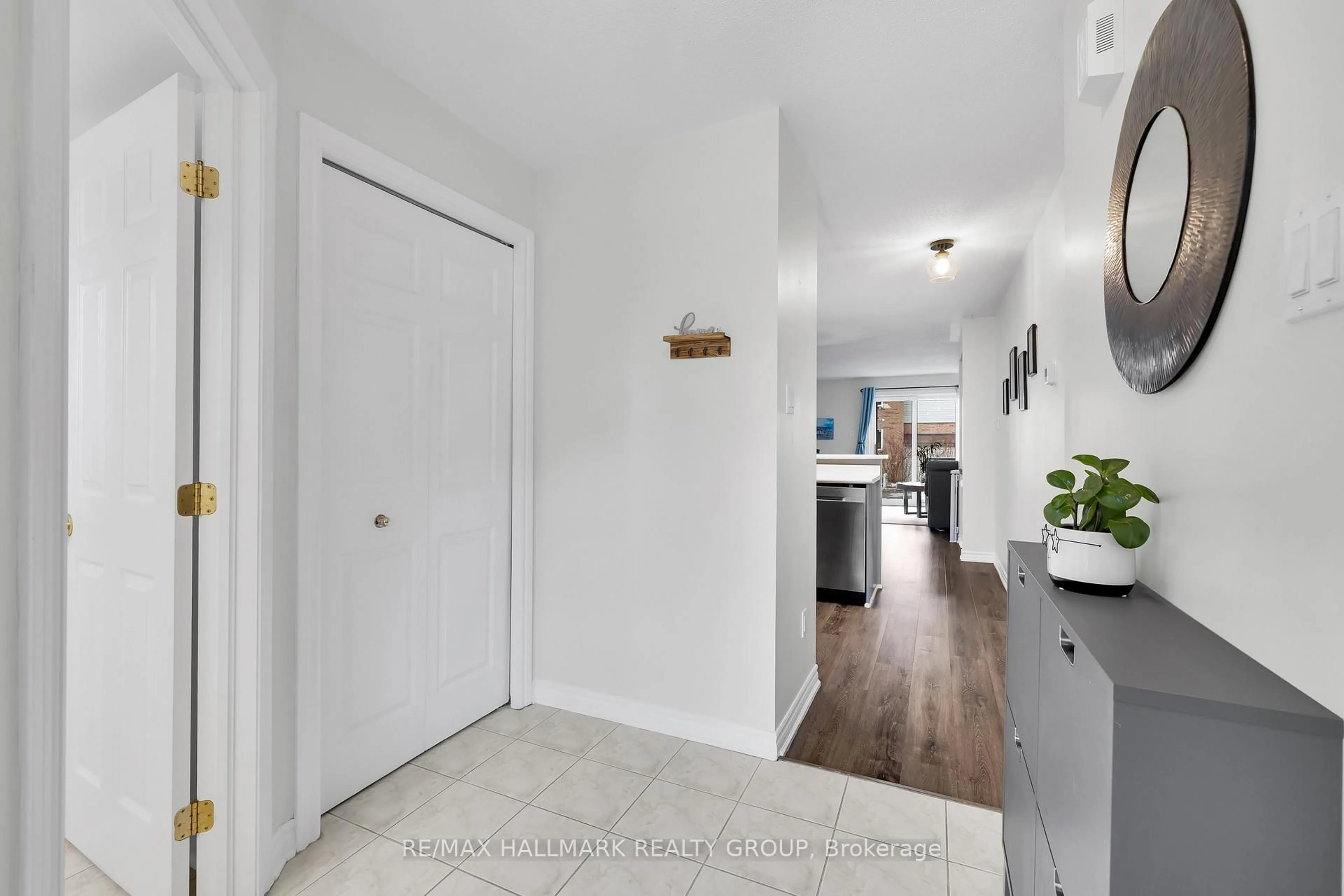 Indoor entryway for 1344 Guthrie St, Ottawa Ontario K2H 1G8