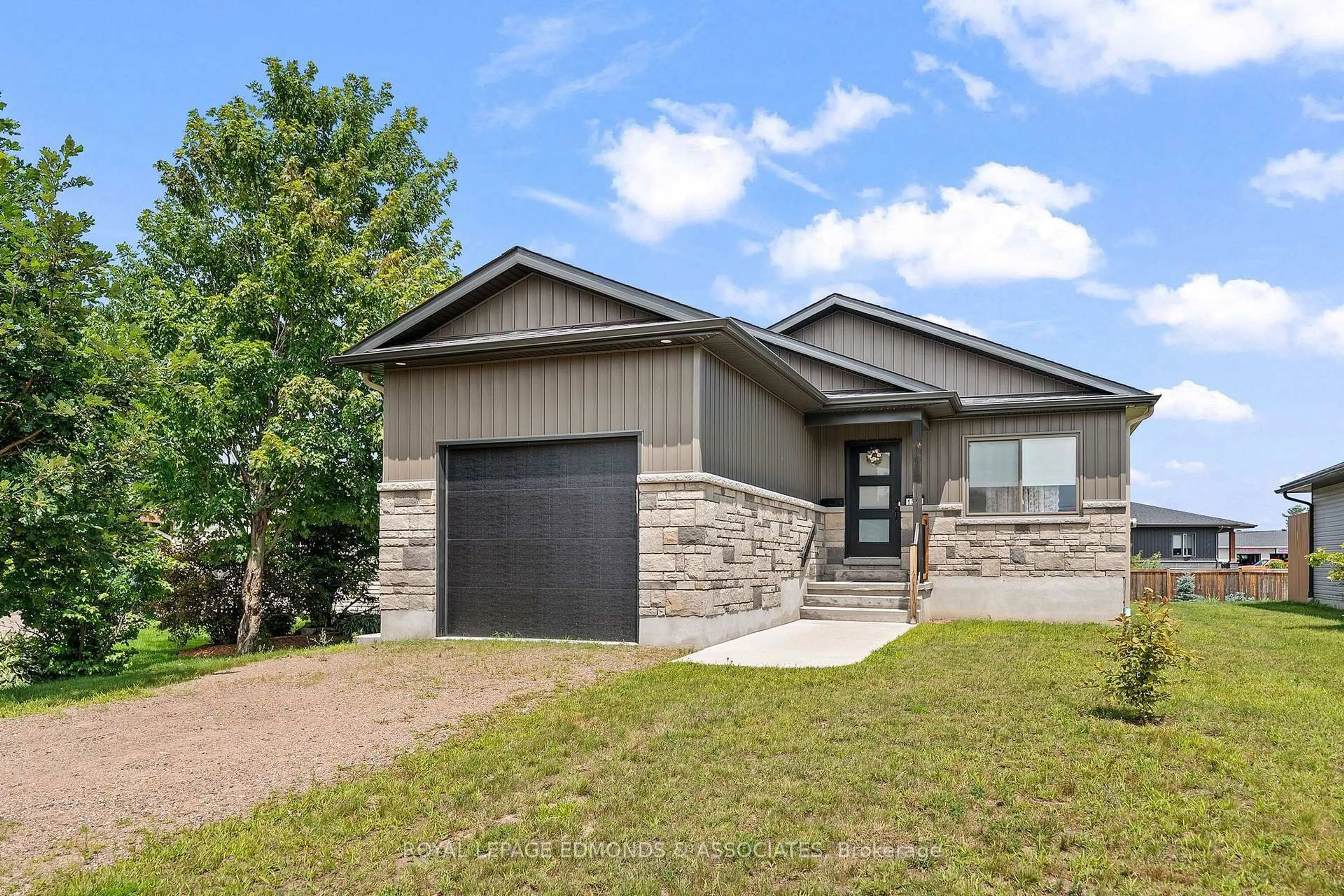Home with brick exterior material, unknown for 1313 Blakely Cres, Pembroke Ontario K8A 6Z9