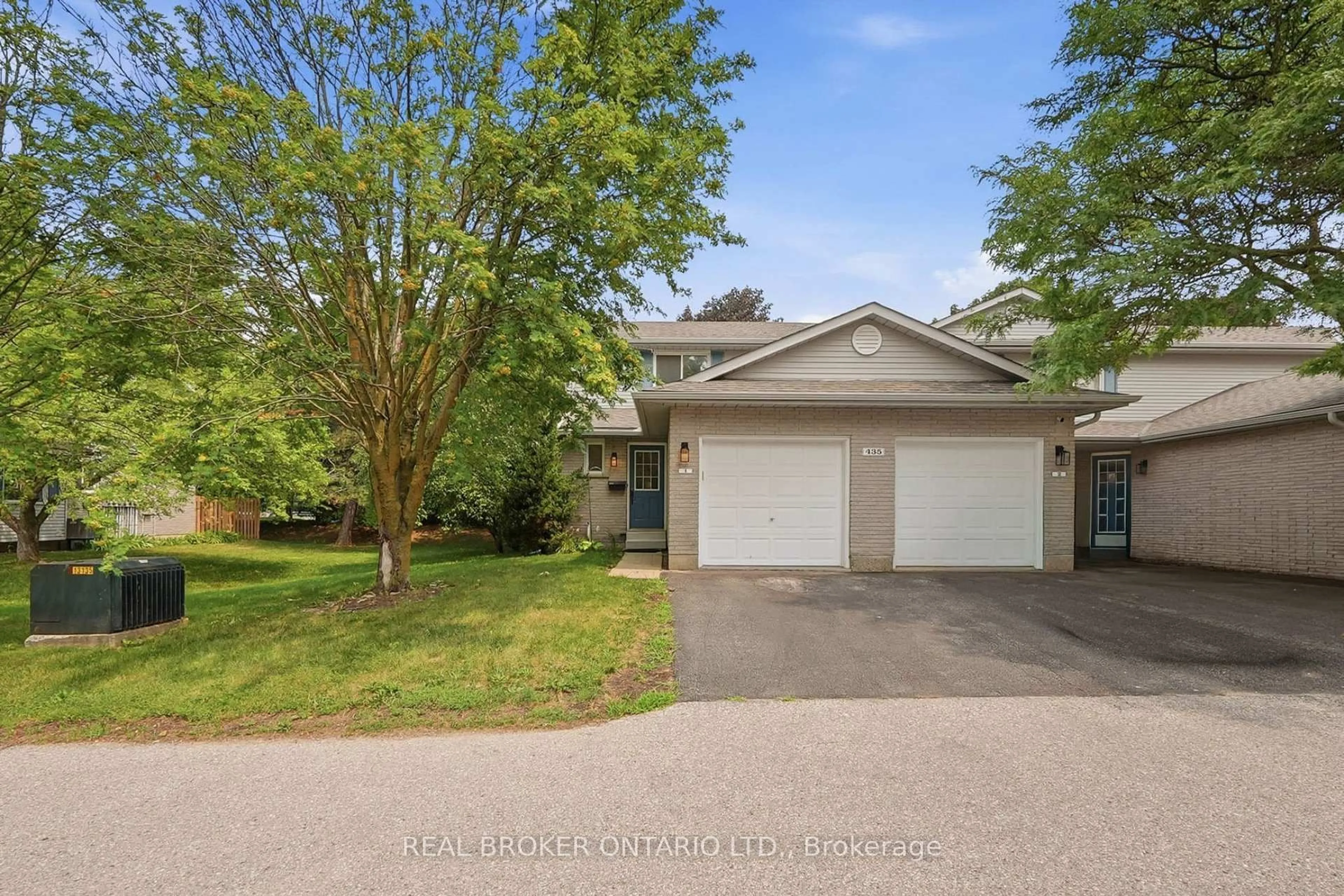 A pic from outside/outdoor area/front of a property/back of a property/a pic from drone, street for 435 Kingscourt Dr #1, Waterloo Ontario N2K 3R5