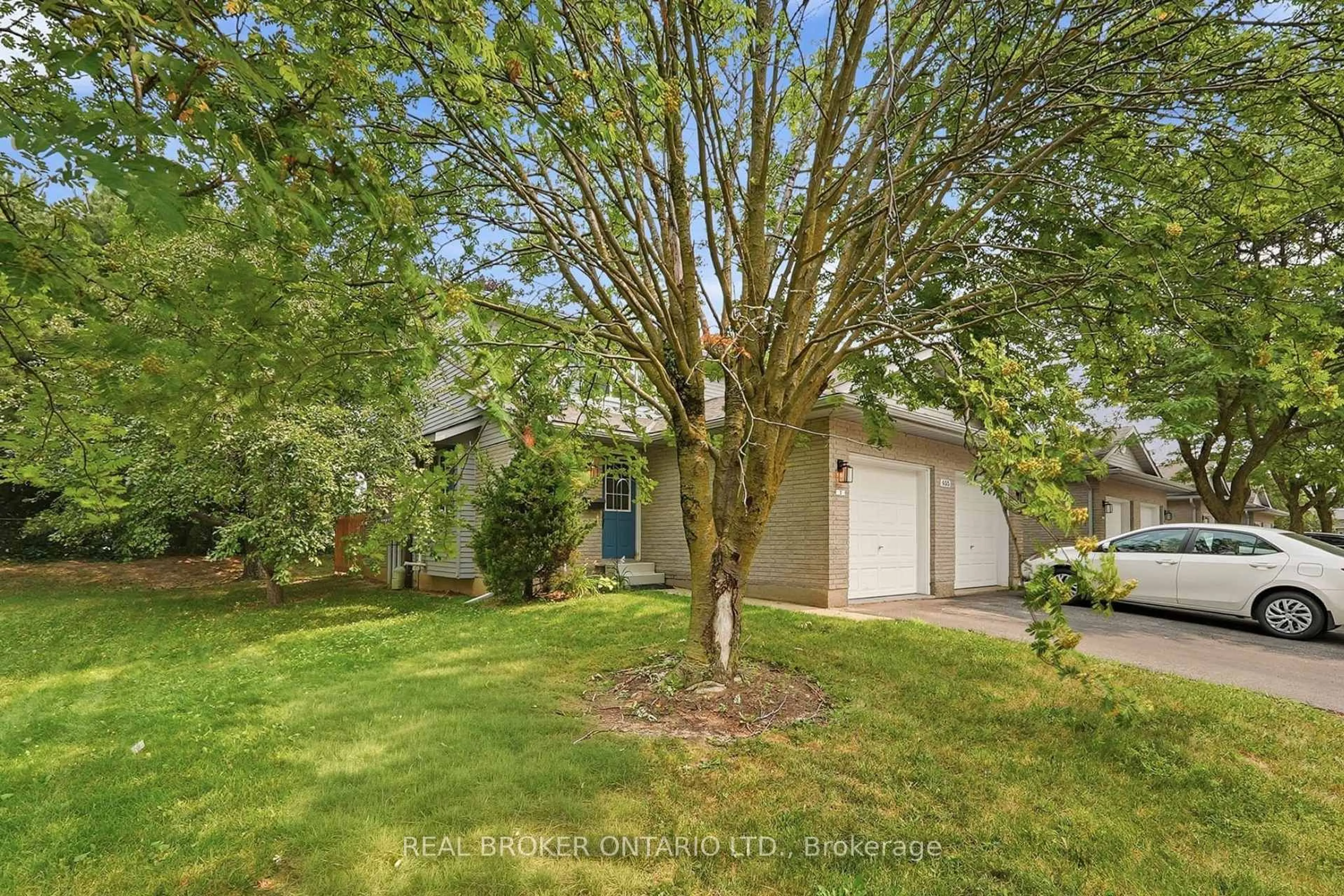 A pic from outside/outdoor area/front of a property/back of a property/a pic from drone, unknown for 435 Kingscourt Dr #1, Waterloo Ontario N2K 3R5