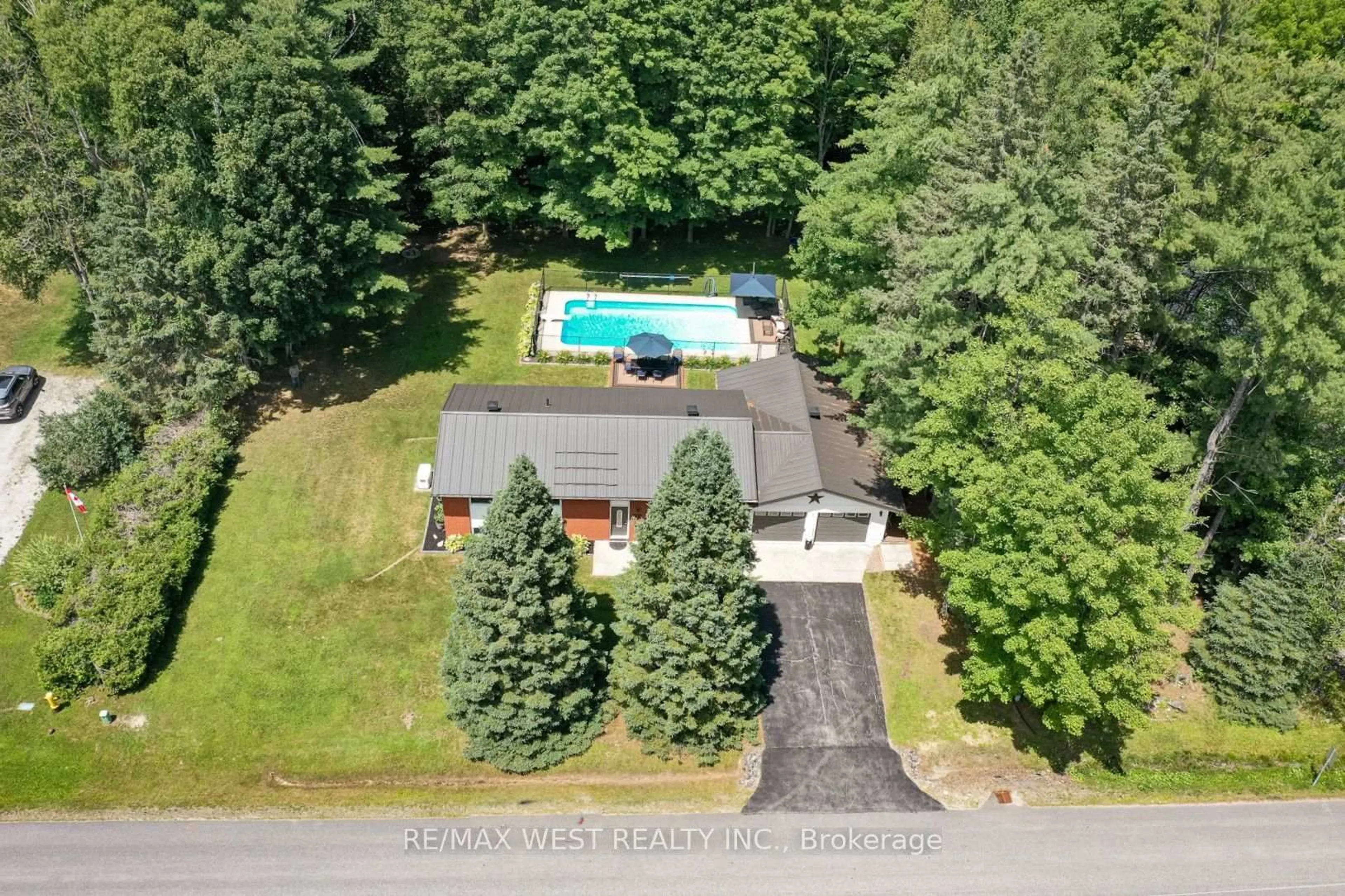 A pic from outside/outdoor area/front of a property/back of a property/a pic from drone, water/lake/river/ocean view for 3 Mccrank Dr, Bracebridge Ontario P1L 1A9