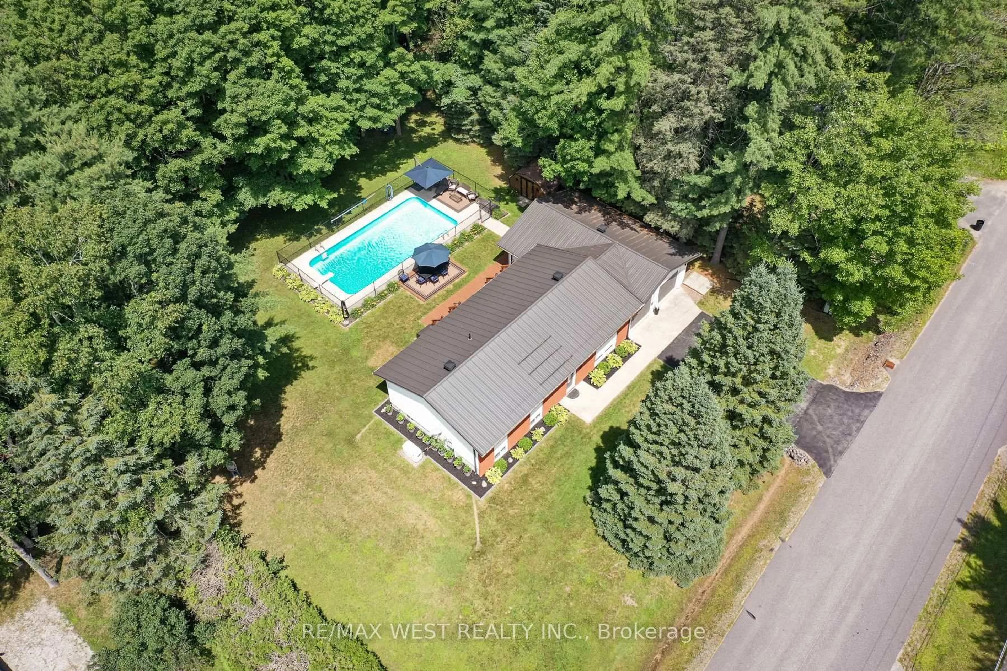 A pic from outside/outdoor area/front of a property/back of a property/a pic from drone, unknown for 3 Mccrank Dr, Bracebridge Ontario P1L 1A9