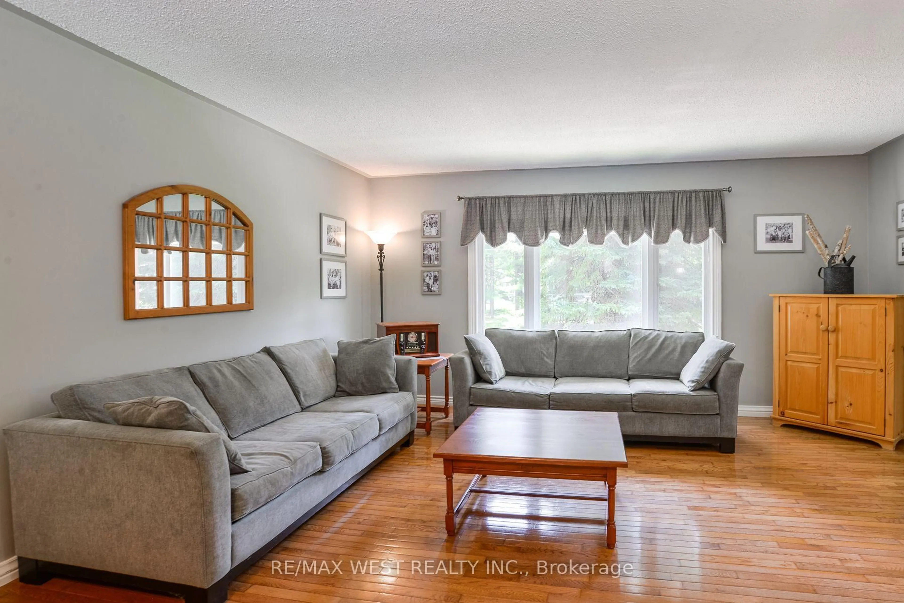 Living room with furniture, wood/laminate floor for 3 Mccrank Dr, Bracebridge Ontario P1L 1A9