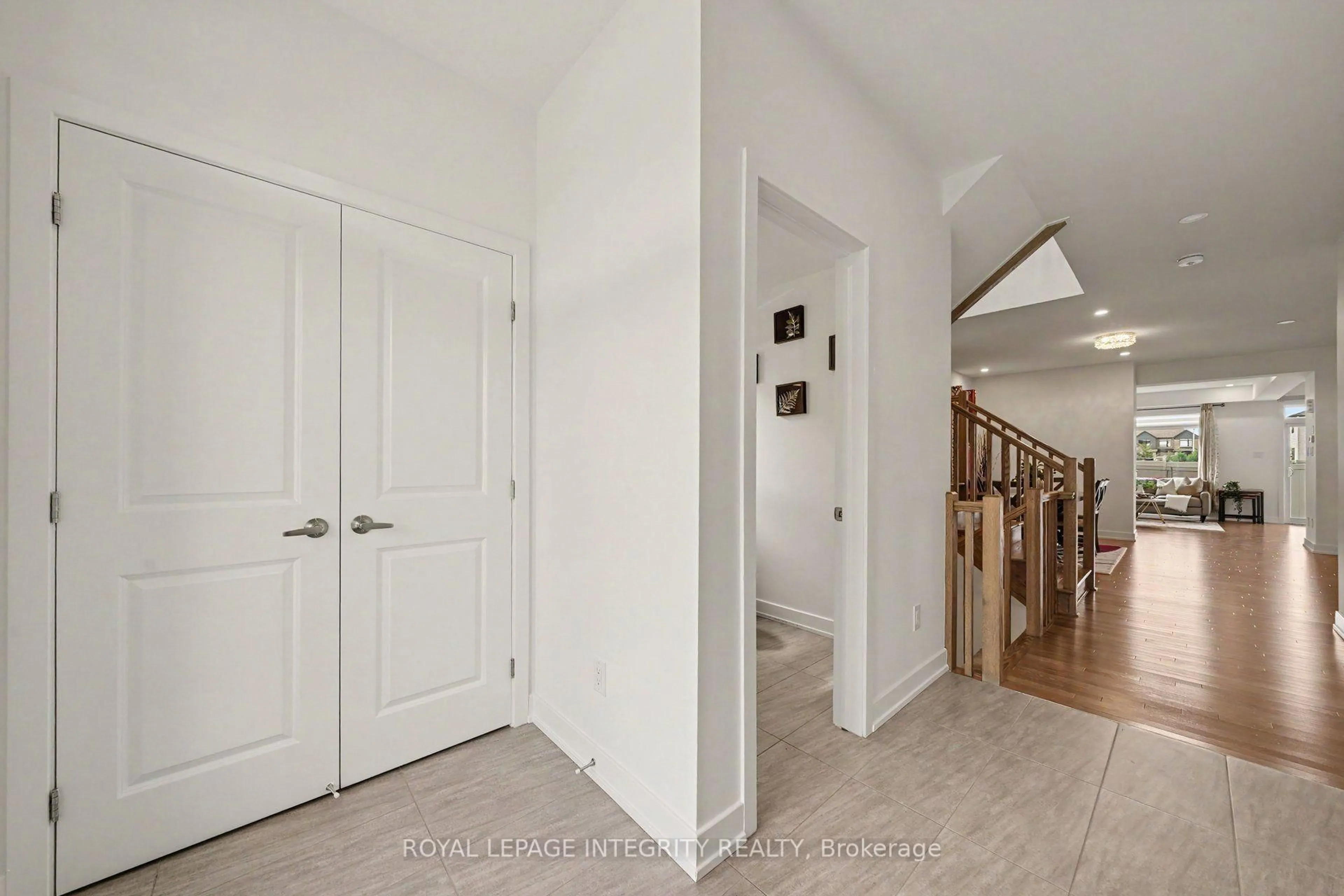 Indoor entryway for 313 Chamomile Way, Ottawa Ontario K1T 0X1