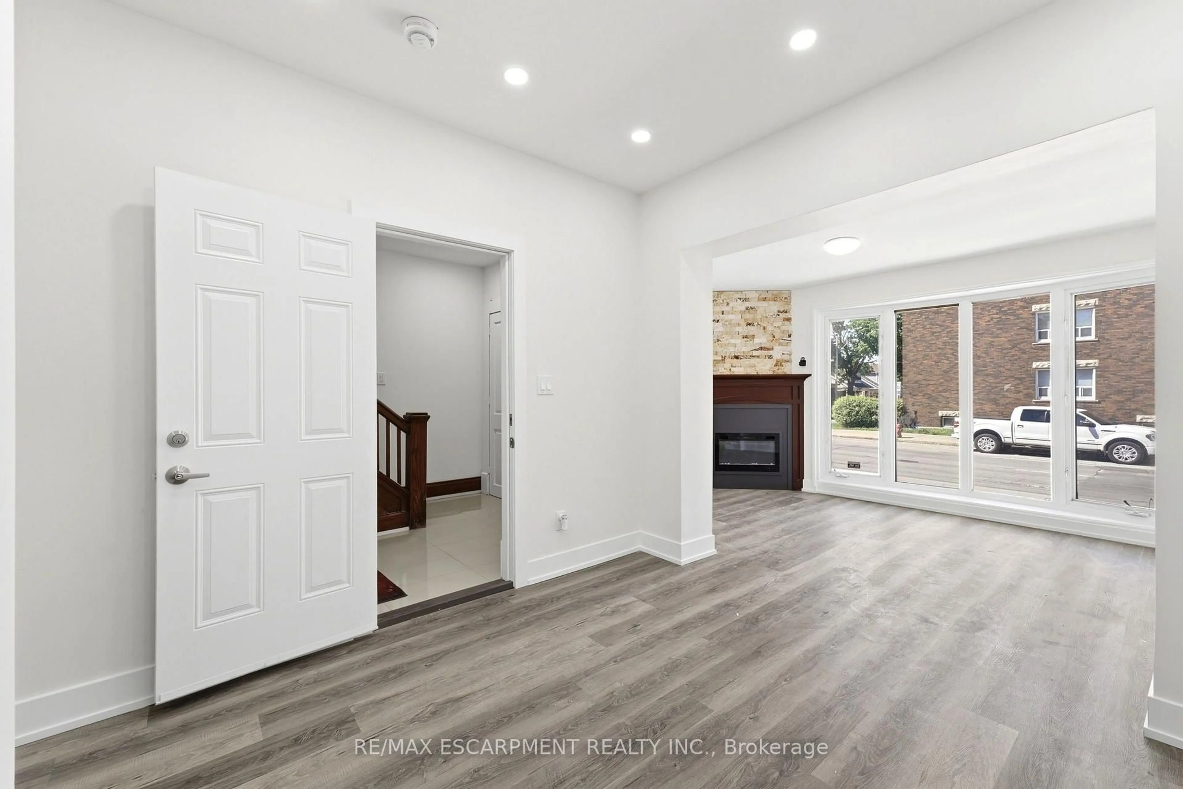 Indoor entryway for 968 MAIN St, Hamilton Ontario L8M 1M8