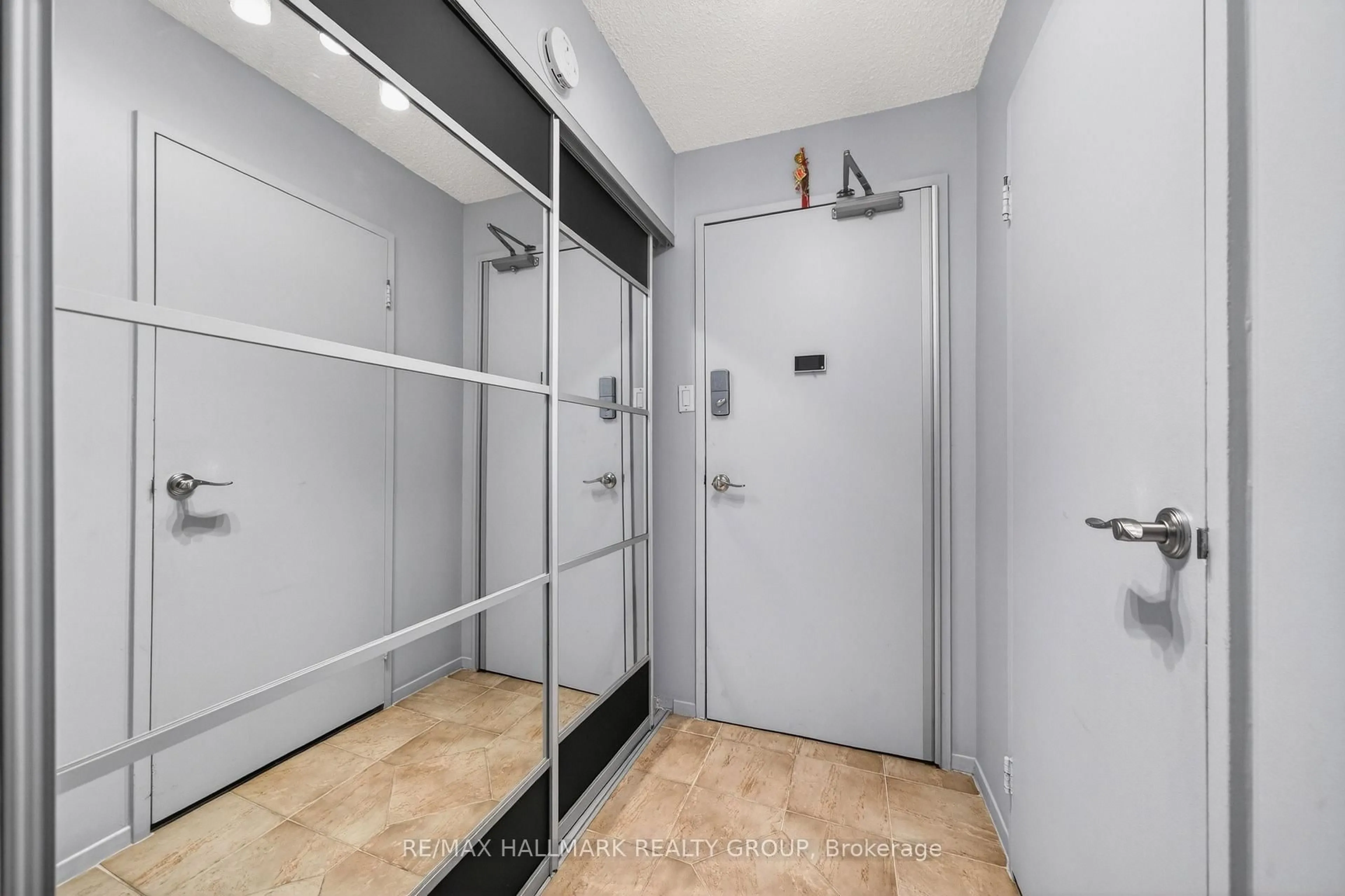Unknown for 158 A McArthur Ave #404, Ottawa Ontario K1L 7E7