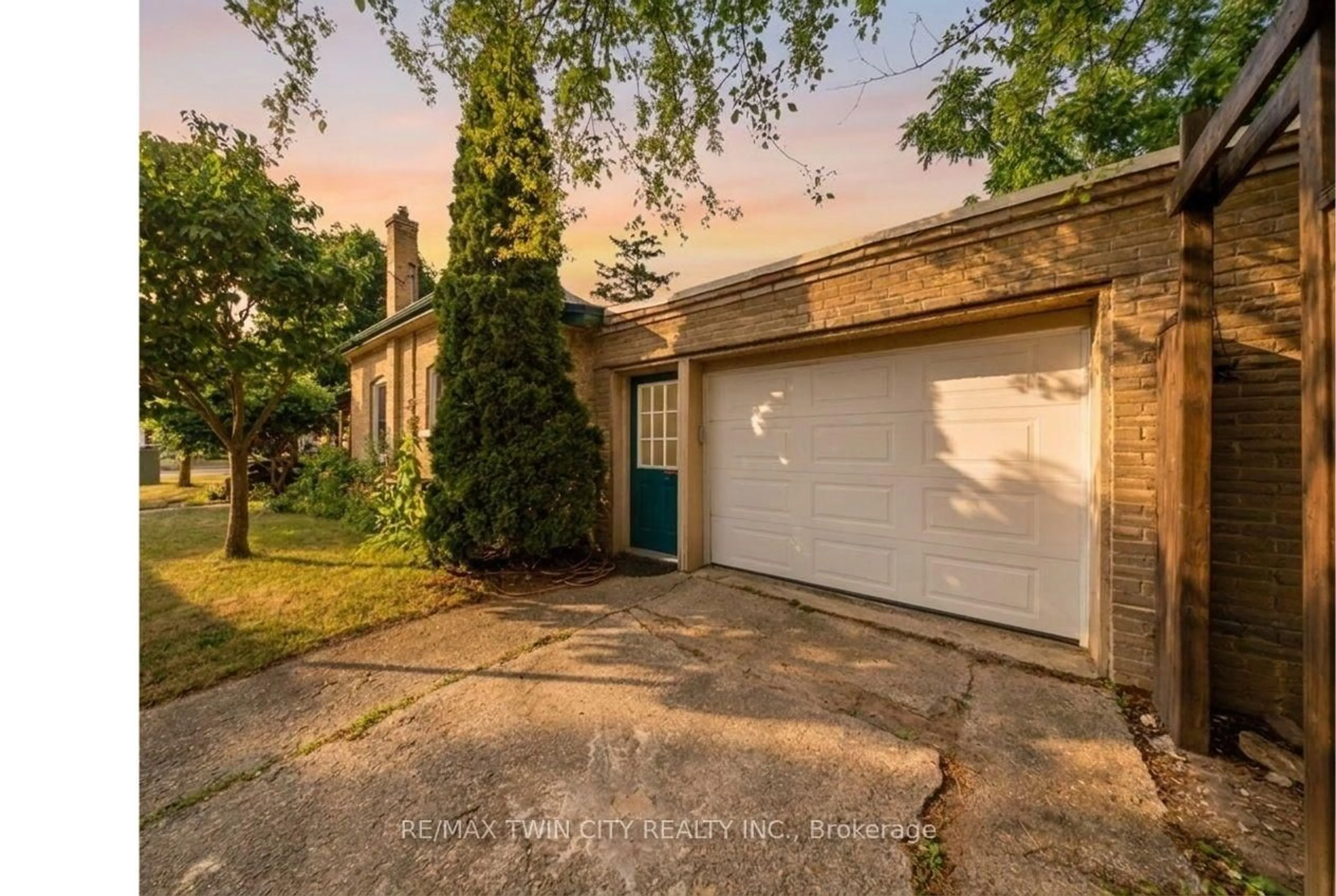 A pic from outside/outdoor area/front of a property/back of a property/a pic from drone, street for 254 Erie Ave, Brantford Ontario N3S 2H2