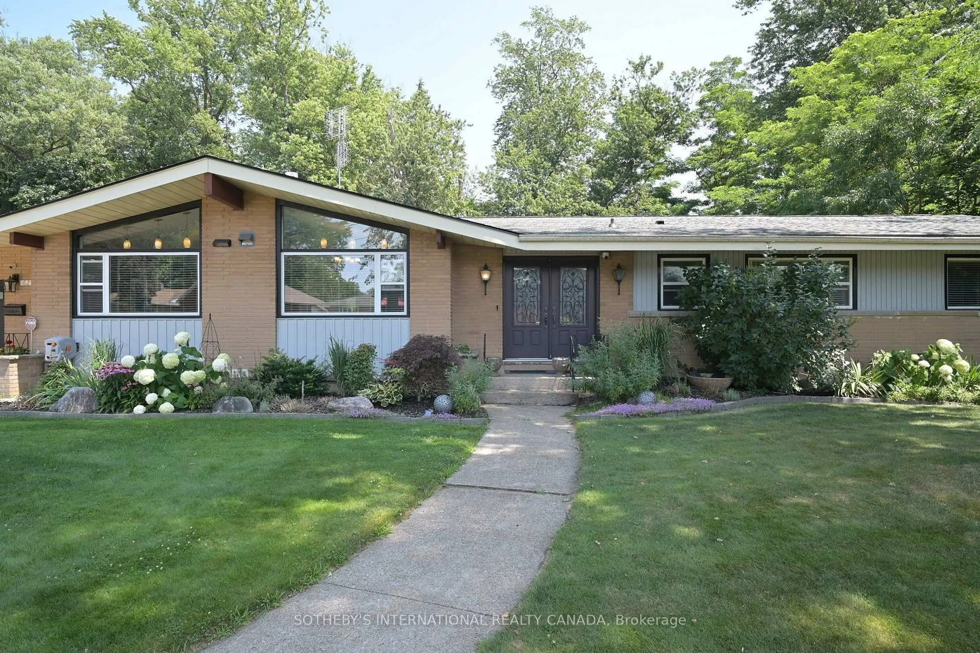 Home with brick exterior material, street for 6292 BROOKFIELD Ave, Niagara Falls Ontario L2G 5R8