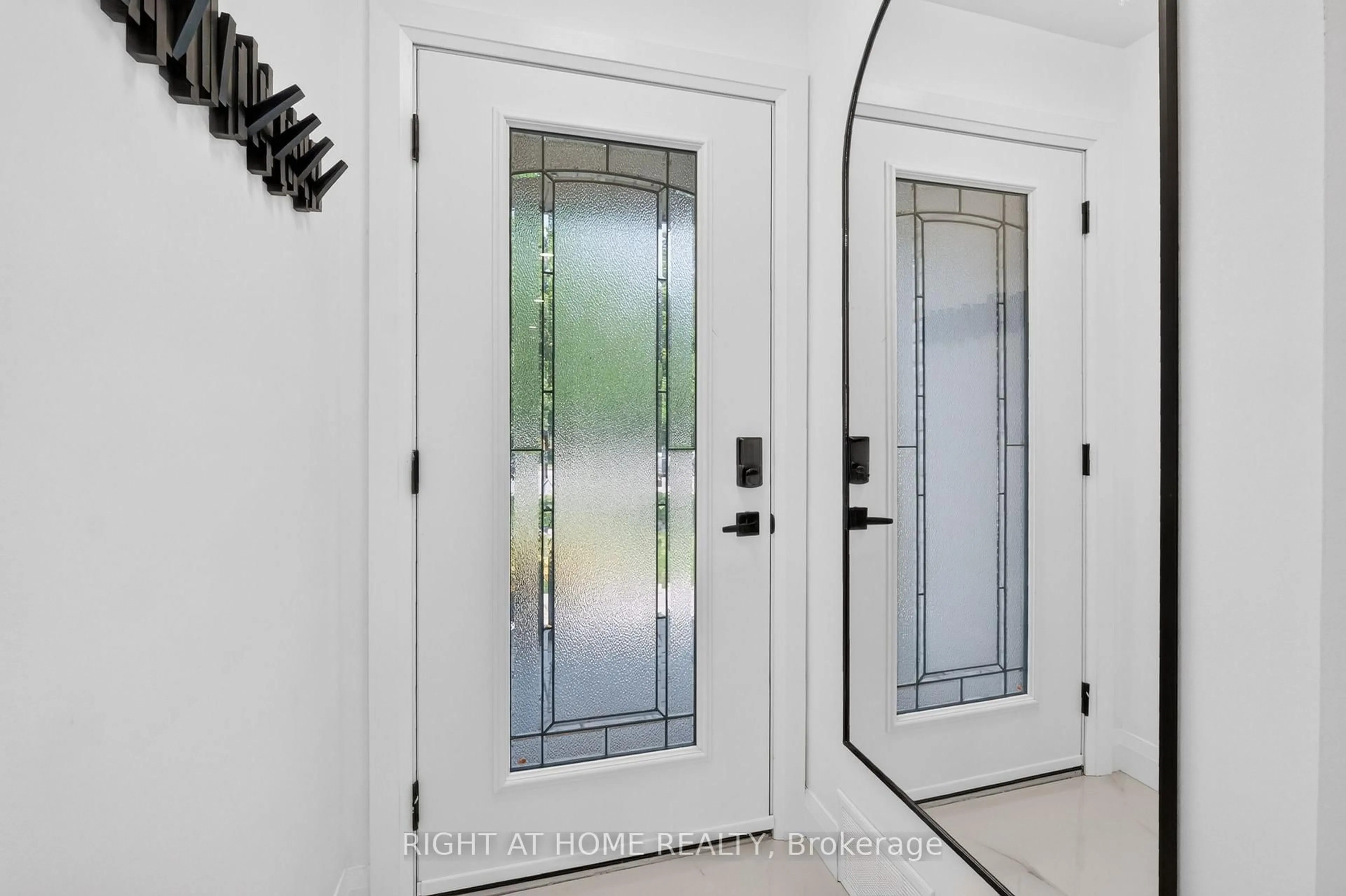 Indoor entryway for 200 Island Park Dr, Ottawa Ontario K1Y 0A4