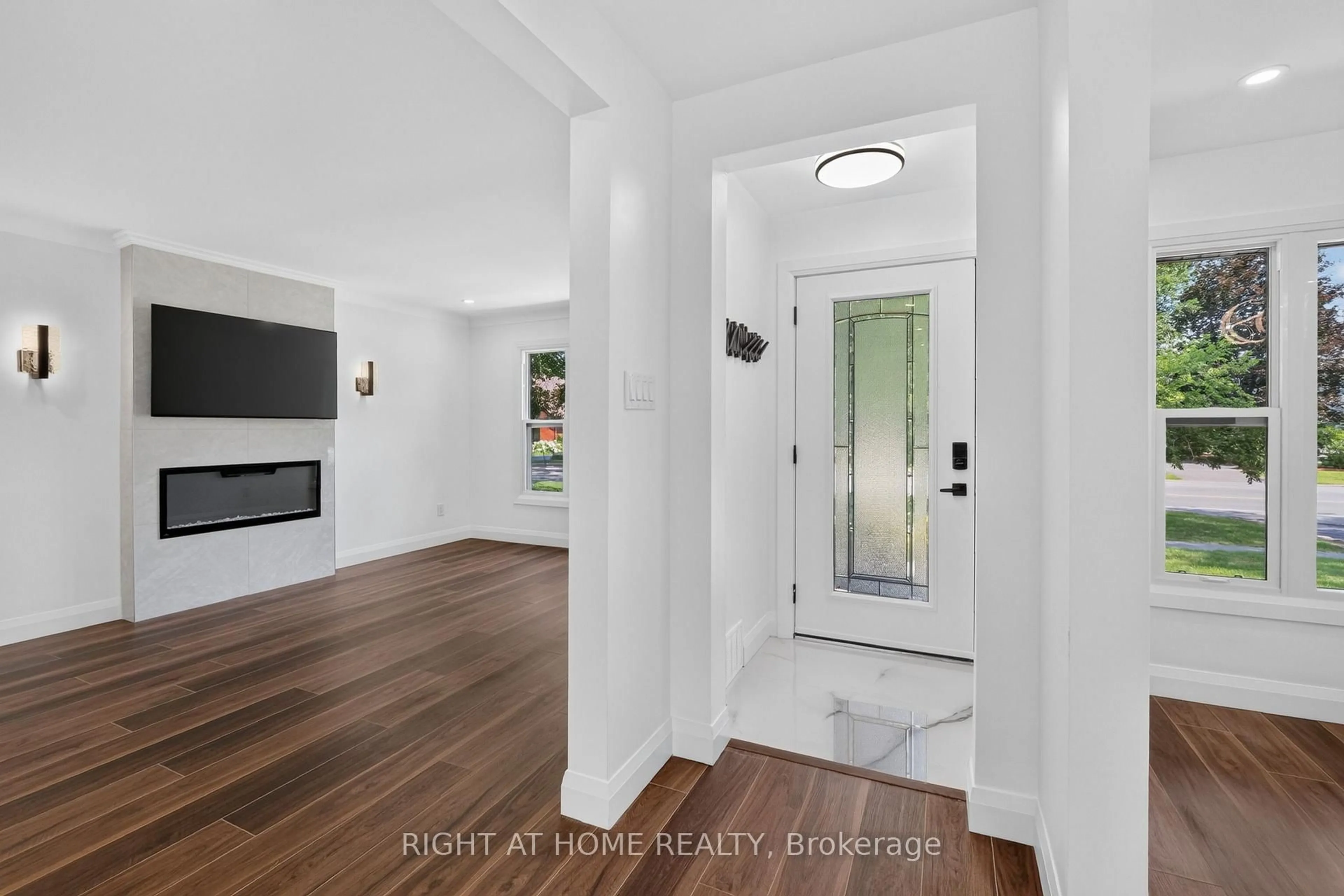 Indoor entryway for 200 Island Park Dr, Ottawa Ontario K1Y 0A4