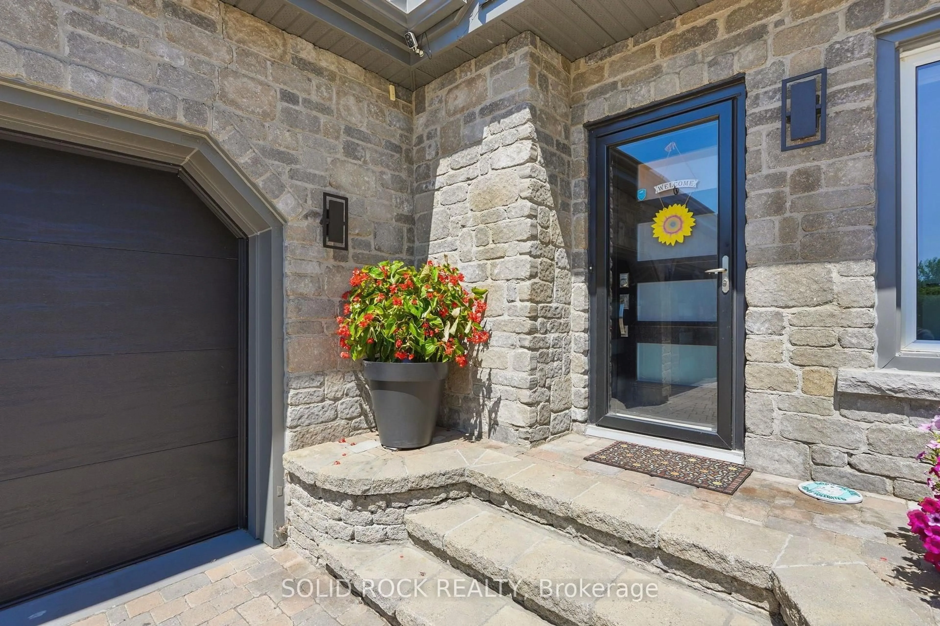 Indoor entryway for 3835 Old Highway 17 Rd, Clarence-Rockland Ontario K4K 1W2