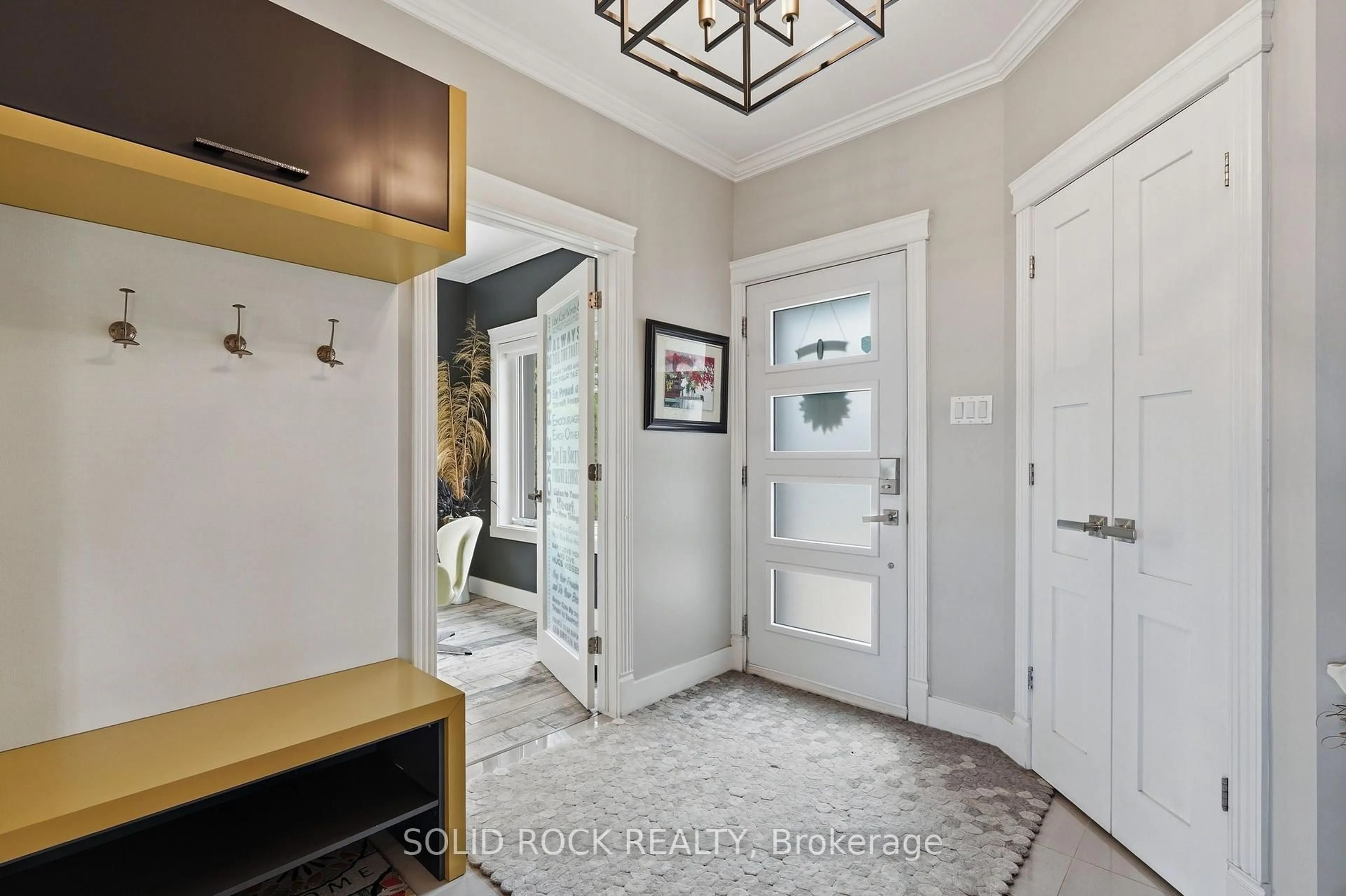 Indoor entryway for 3835 Old Highway 17 Rd, Clarence-Rockland Ontario K4K 1W2