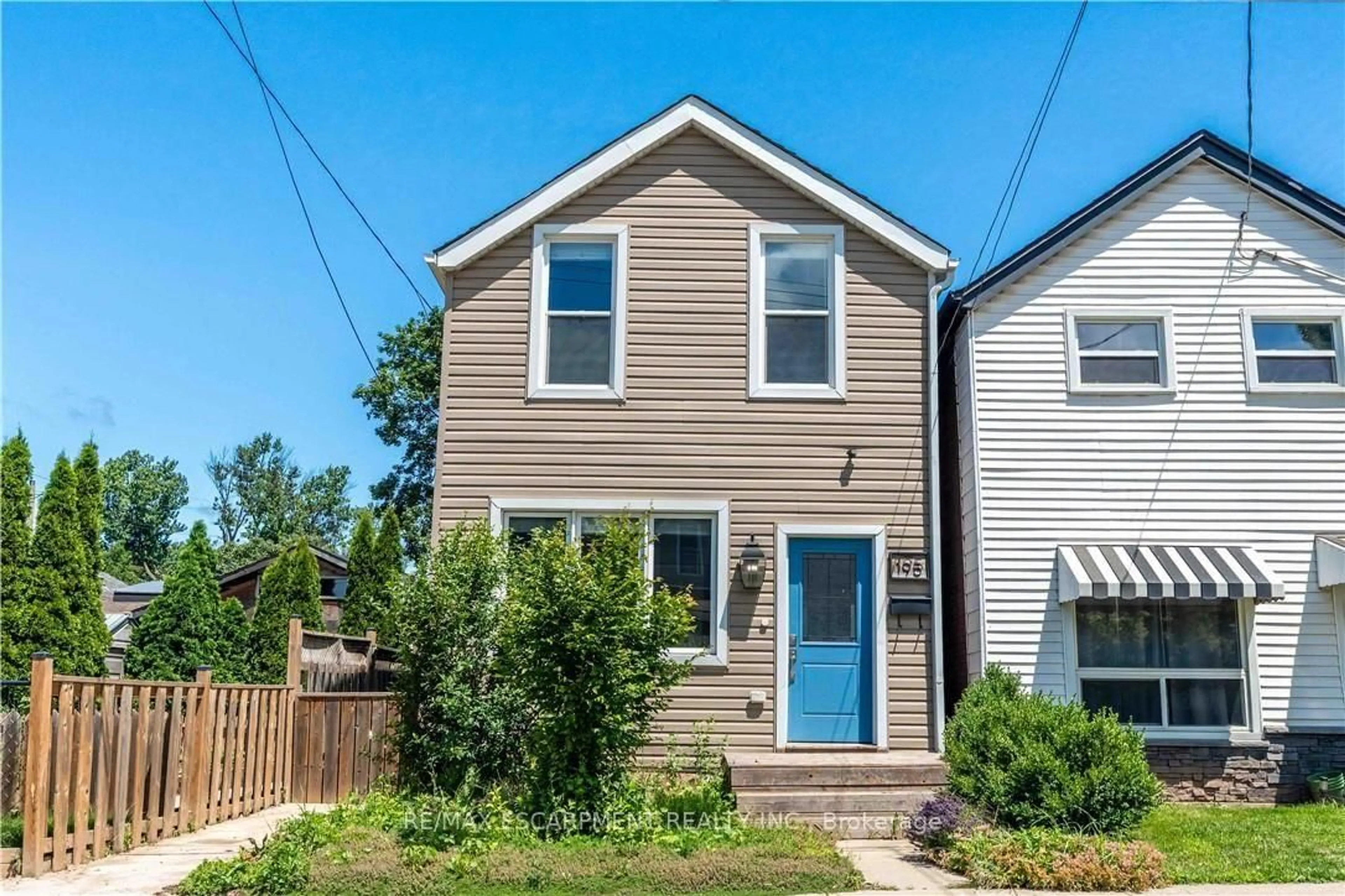 Home with vinyl exterior material, street for 195 Wood St, Hamilton Ontario L8L 3Z2