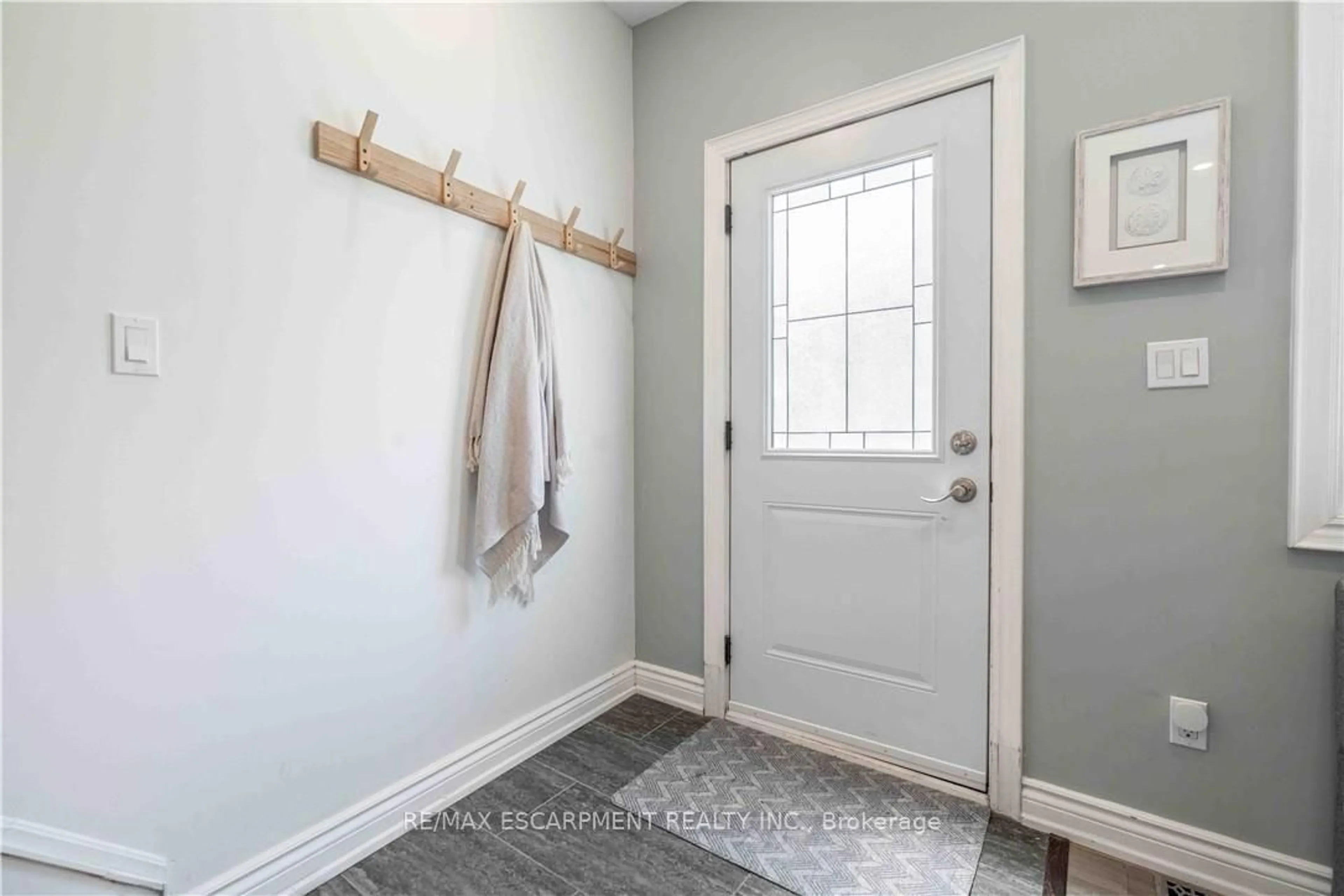 Indoor entryway for 195 Wood St, Hamilton Ontario L8L 3Z2