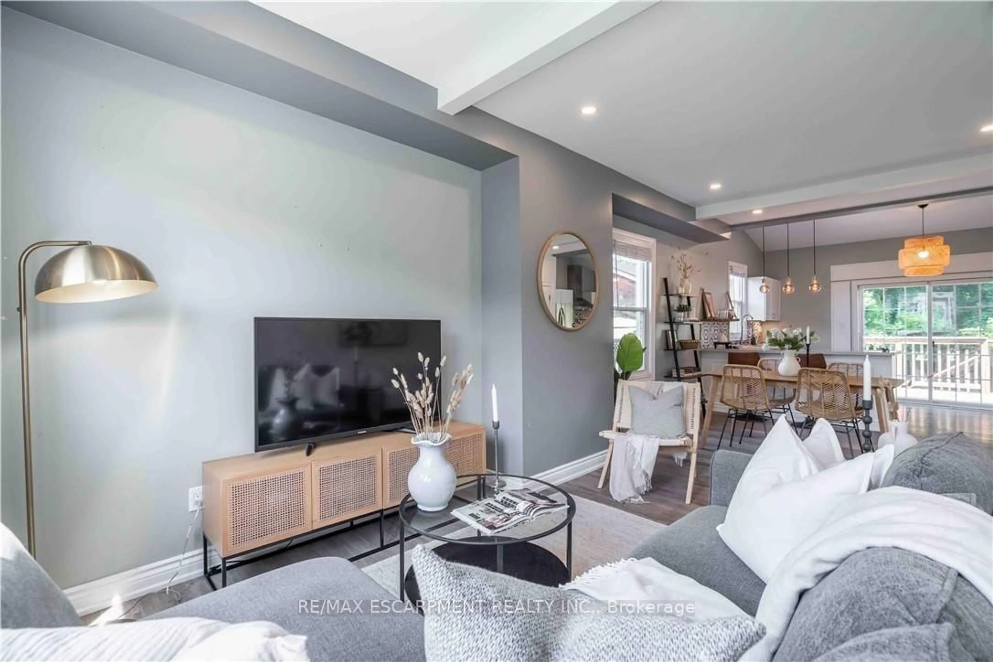 Living room with furniture, unknown for 195 Wood St, Hamilton Ontario L8L 3Z2