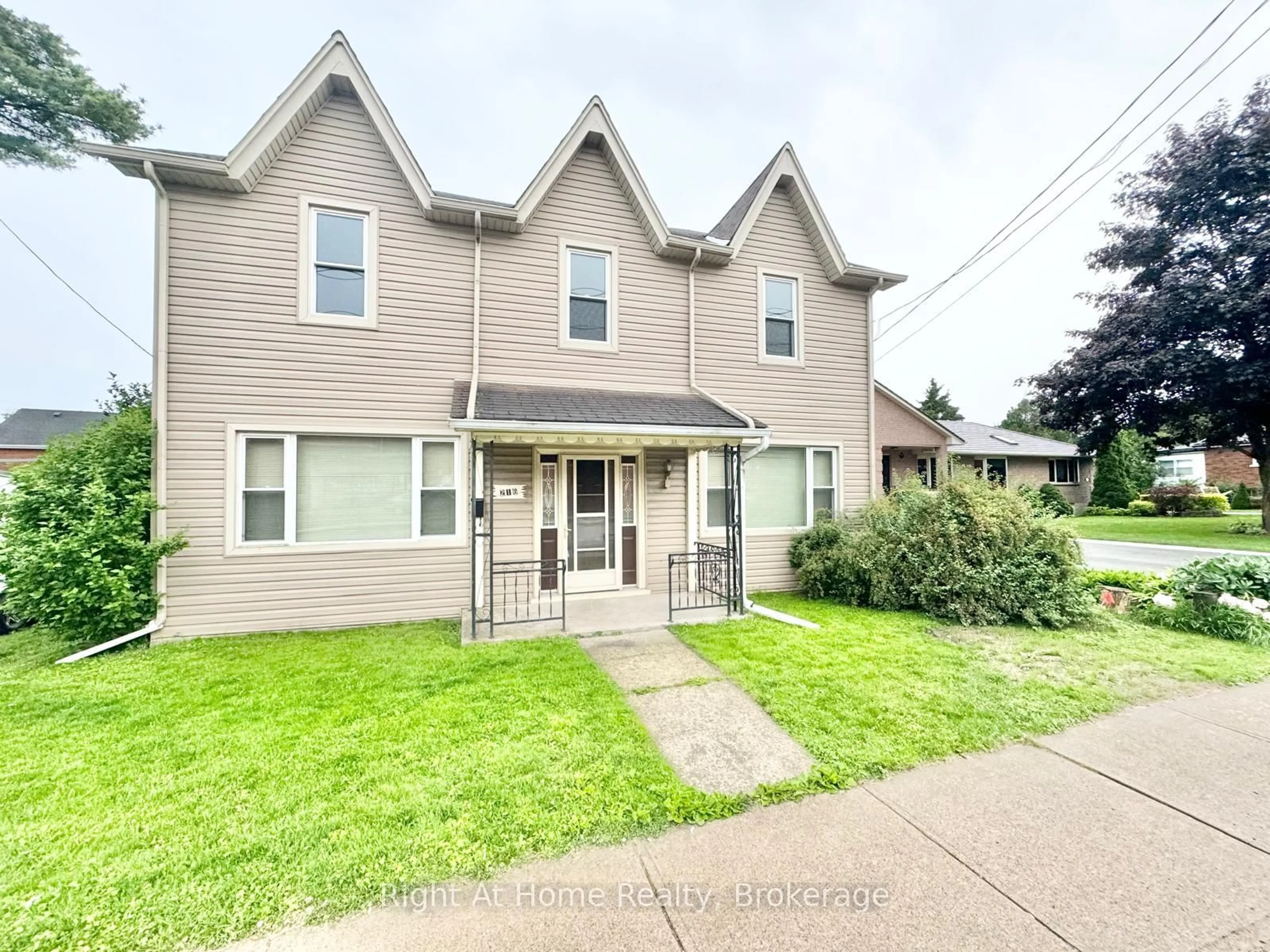 Unknown for 216 Hatt St, Hamilton Ontario L9H 2G8