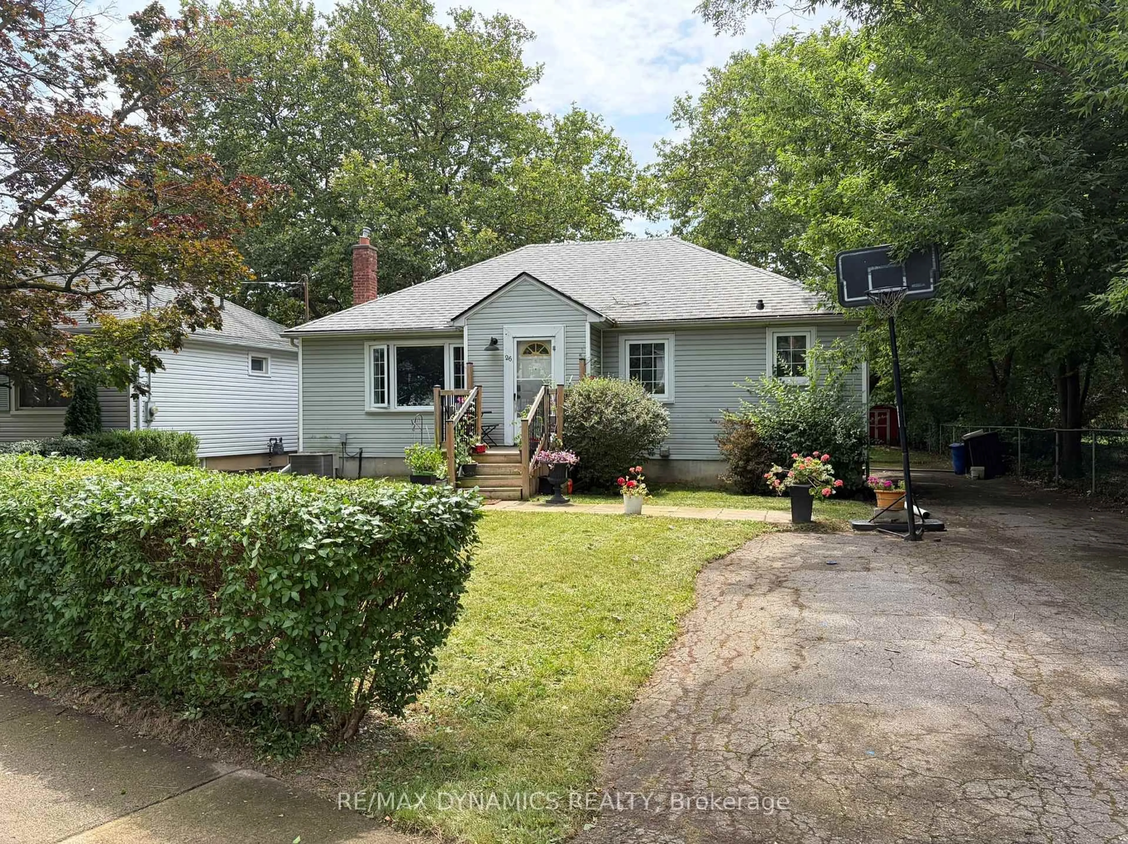 A pic from outside/outdoor area/front of a property/back of a property/a pic from drone, street for 26 Beamer Ave, St. Catharines Ontario L2M 2L3