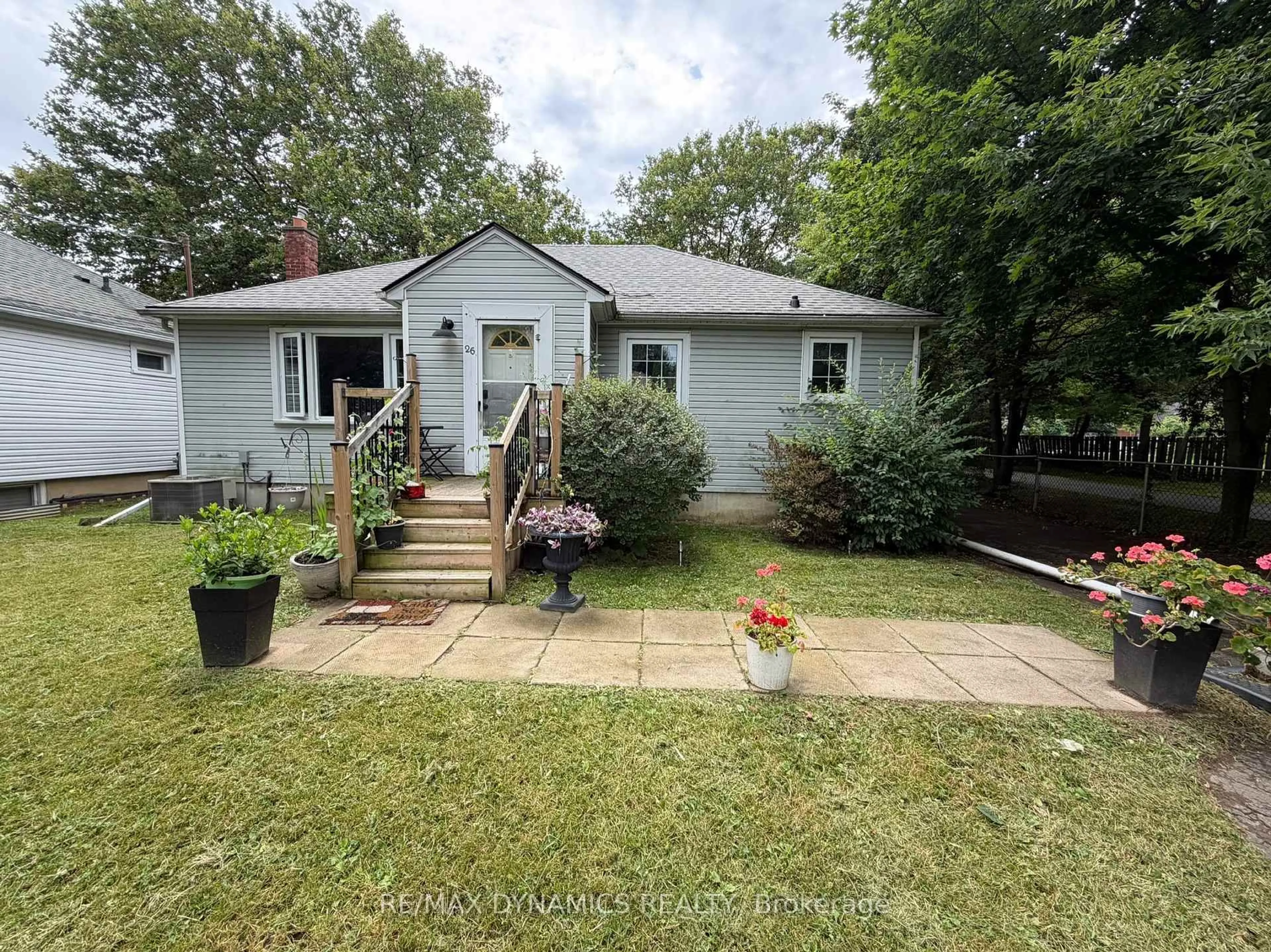 A pic from outside/outdoor area/front of a property/back of a property/a pic from drone, unknown for 26 Beamer Ave, St. Catharines Ontario L2M 2L3