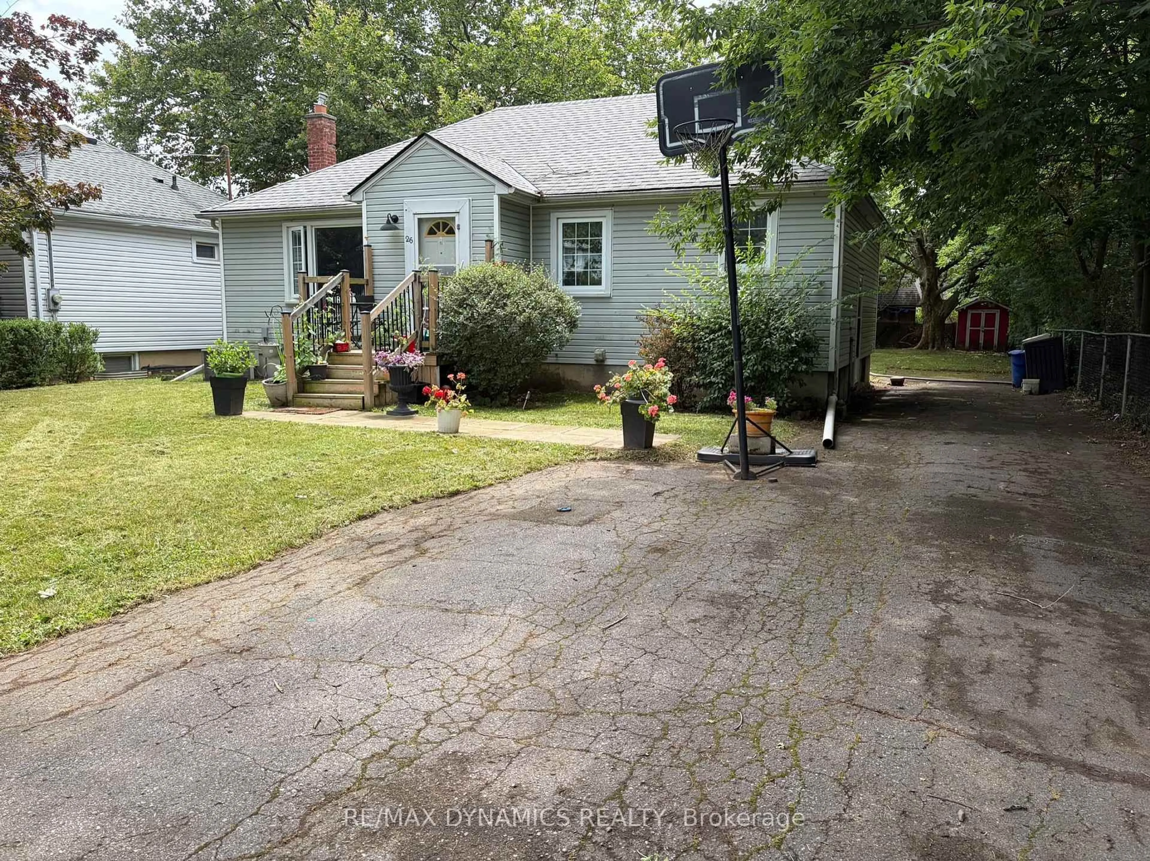A pic from outside/outdoor area/front of a property/back of a property/a pic from drone, street for 26 Beamer Ave, St. Catharines Ontario L2M 2L3