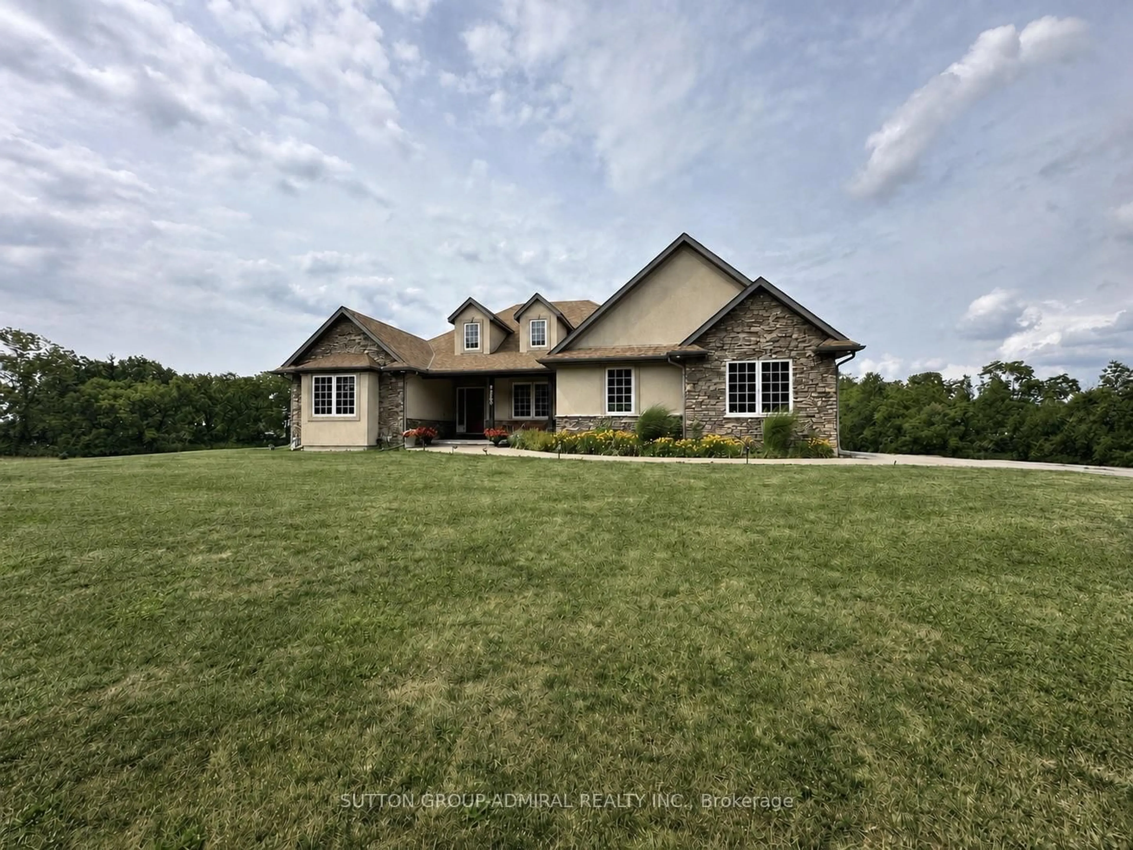 A pic from outside/outdoor area/front of a property/back of a property/a pic from drone, building for 2700 Bridge St, Fort Erie Ontario L0S 1N0
