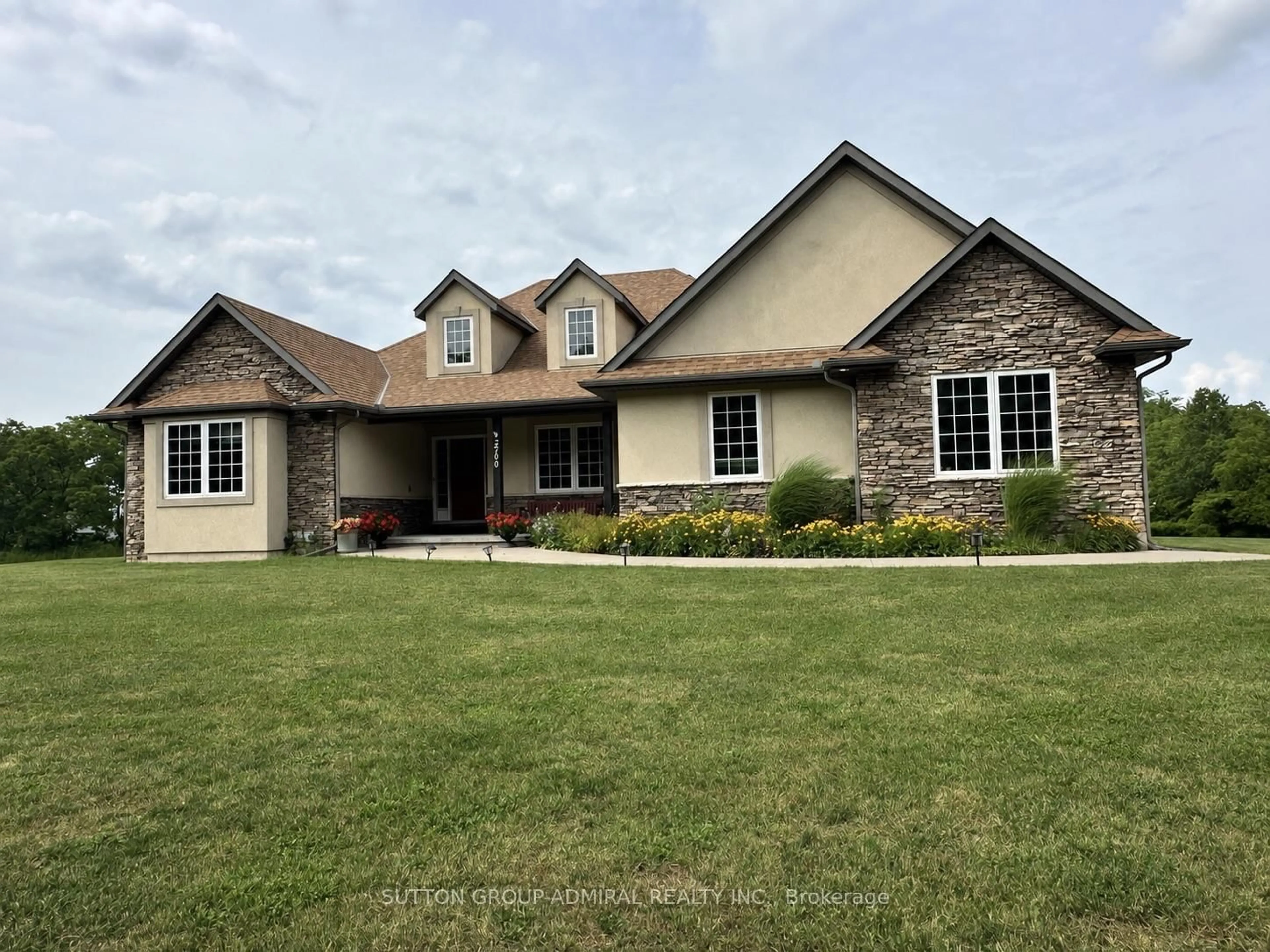 Home with vinyl exterior material, street for 2700 Bridge St, Fort Erie Ontario L0S 1N0