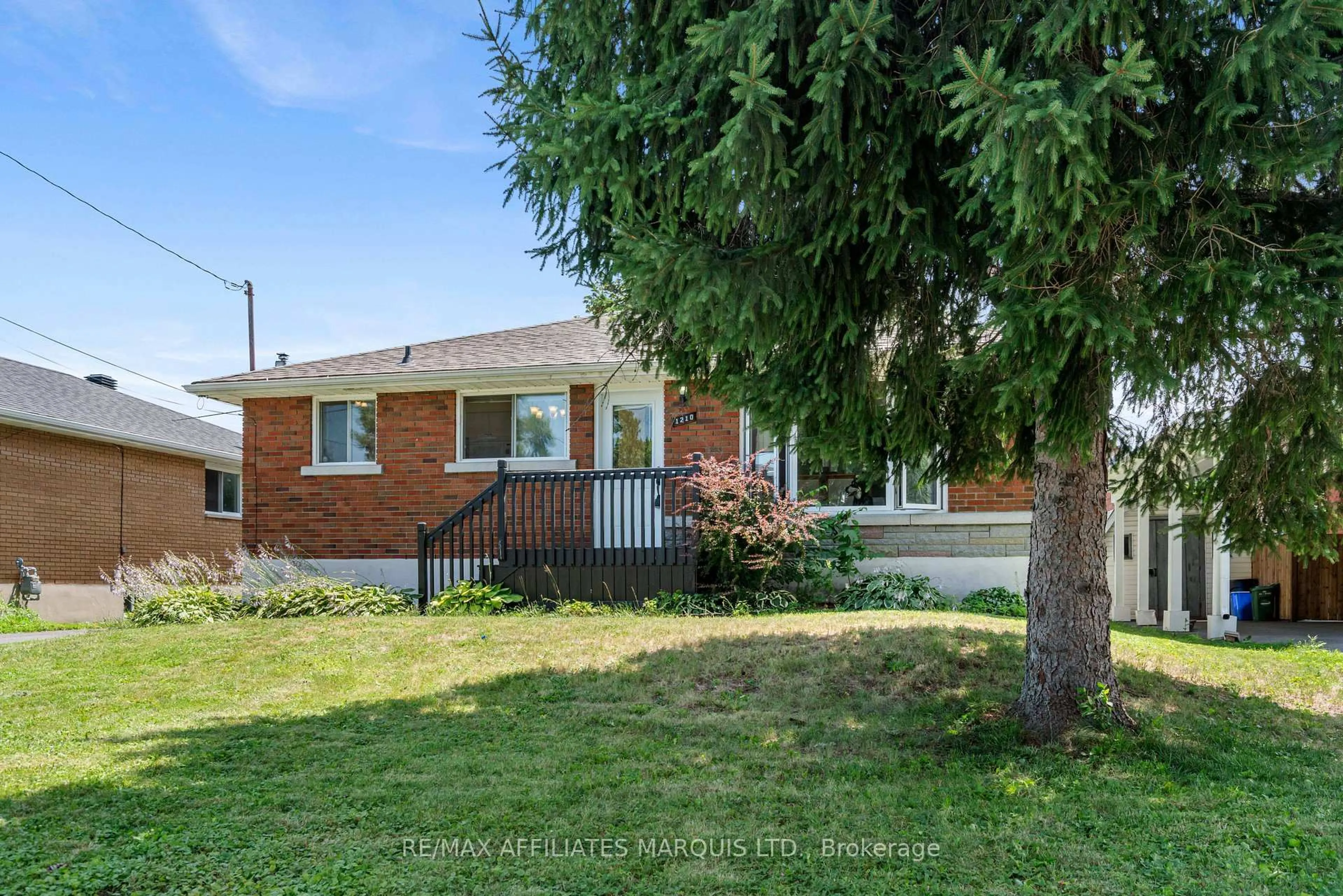 A pic from outside/outdoor area/front of a property/back of a property/a pic from drone, street for 1210 Osborne Ave, Cornwall Ontario K6J 1K9