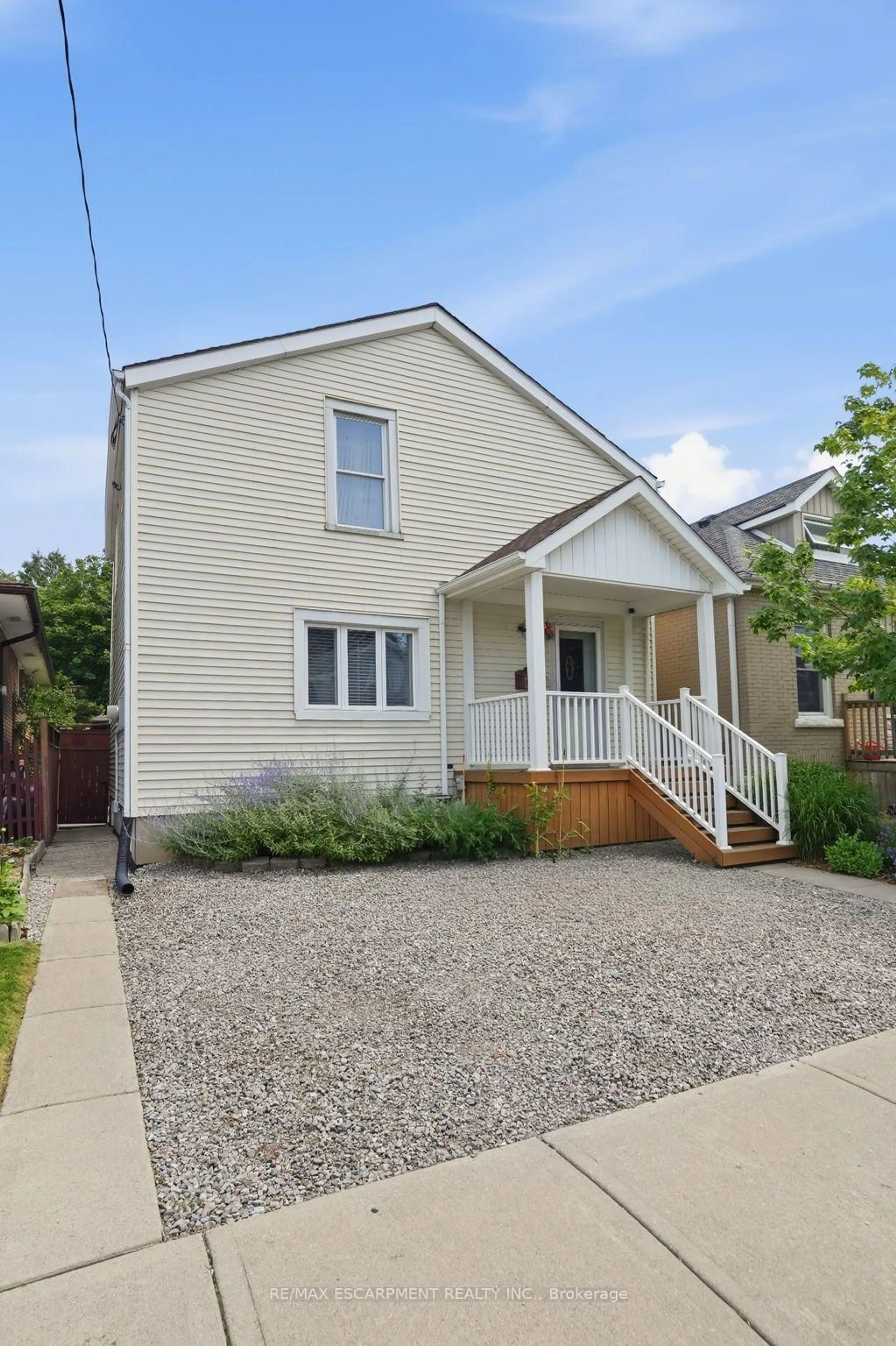Home with vinyl exterior material, street for 18 Province St, Hamilton Ontario L8H 4H4