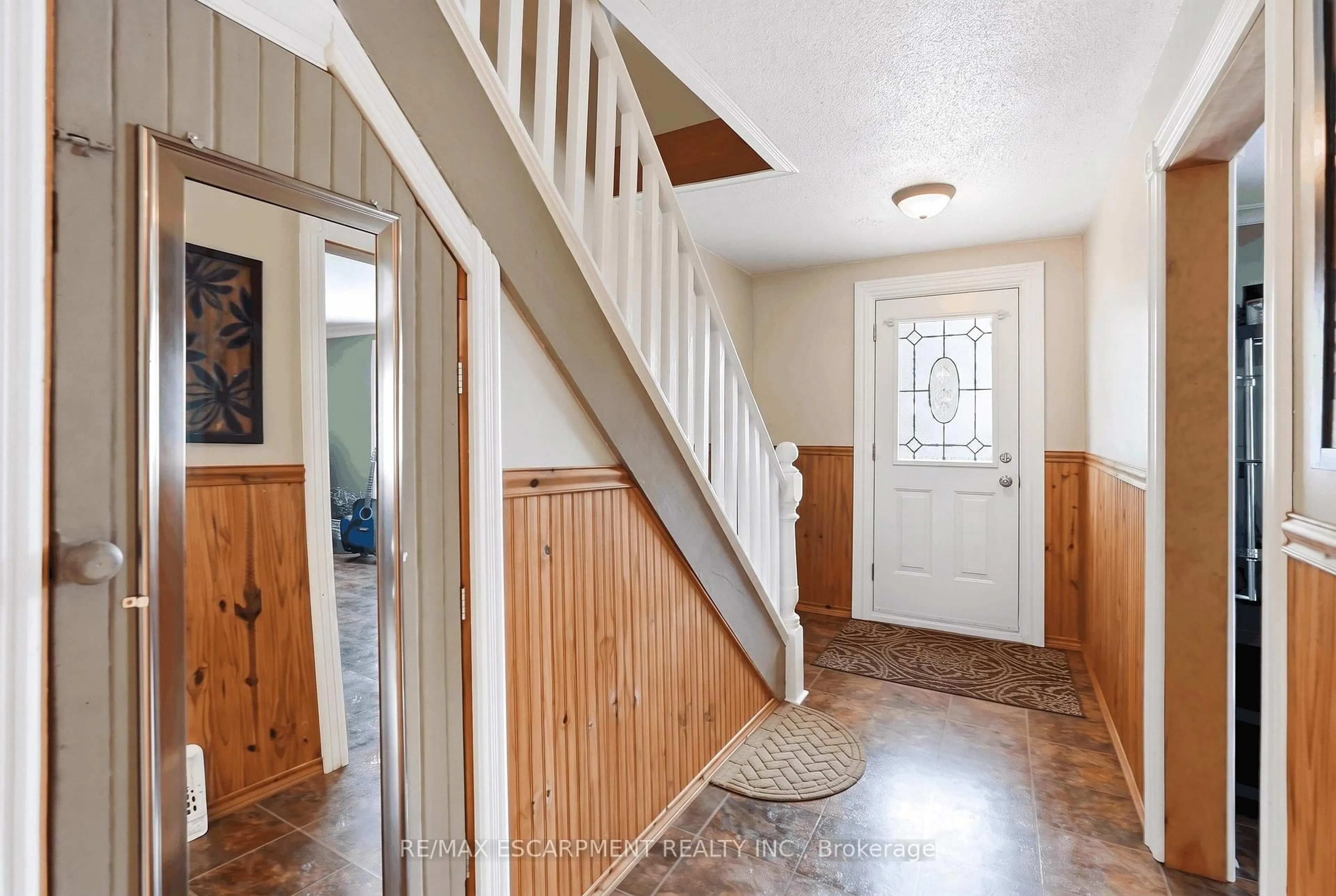 Indoor entryway for 18 Province St, Hamilton Ontario L8H 4H4