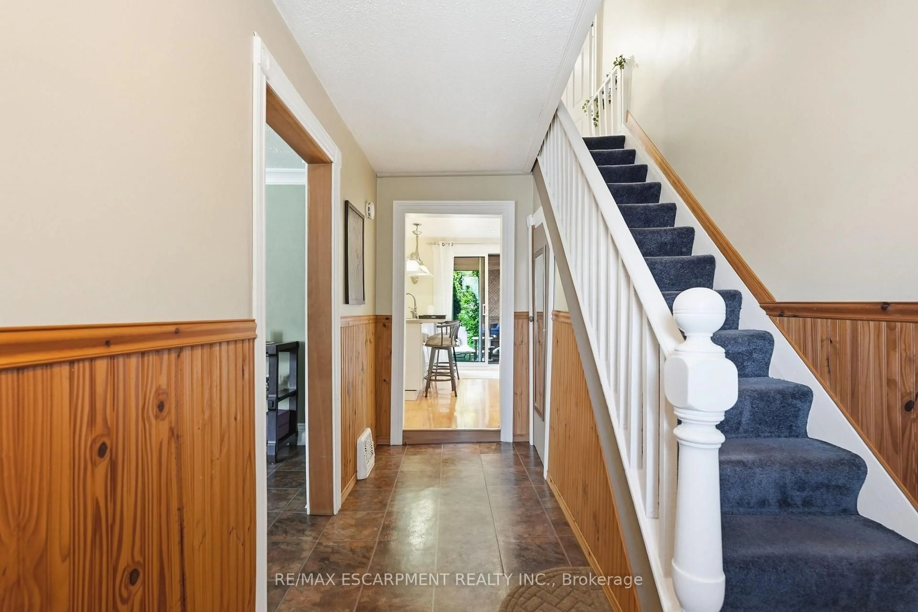 Indoor foyer for 18 Province St, Hamilton Ontario L8H 4H4