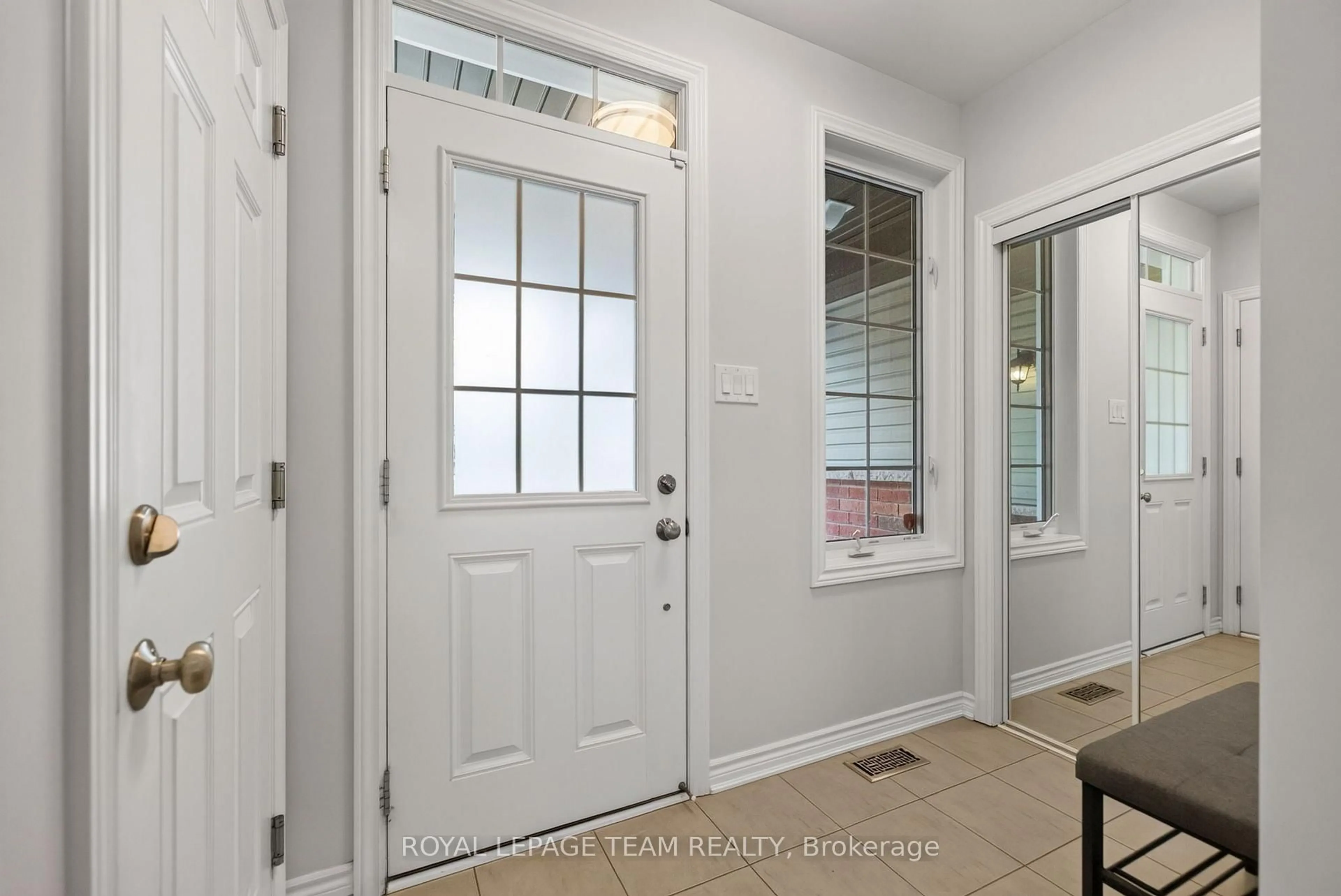 Indoor entryway for 90 Buffalograss Cres, Ottawa Ontario K2J 6H5