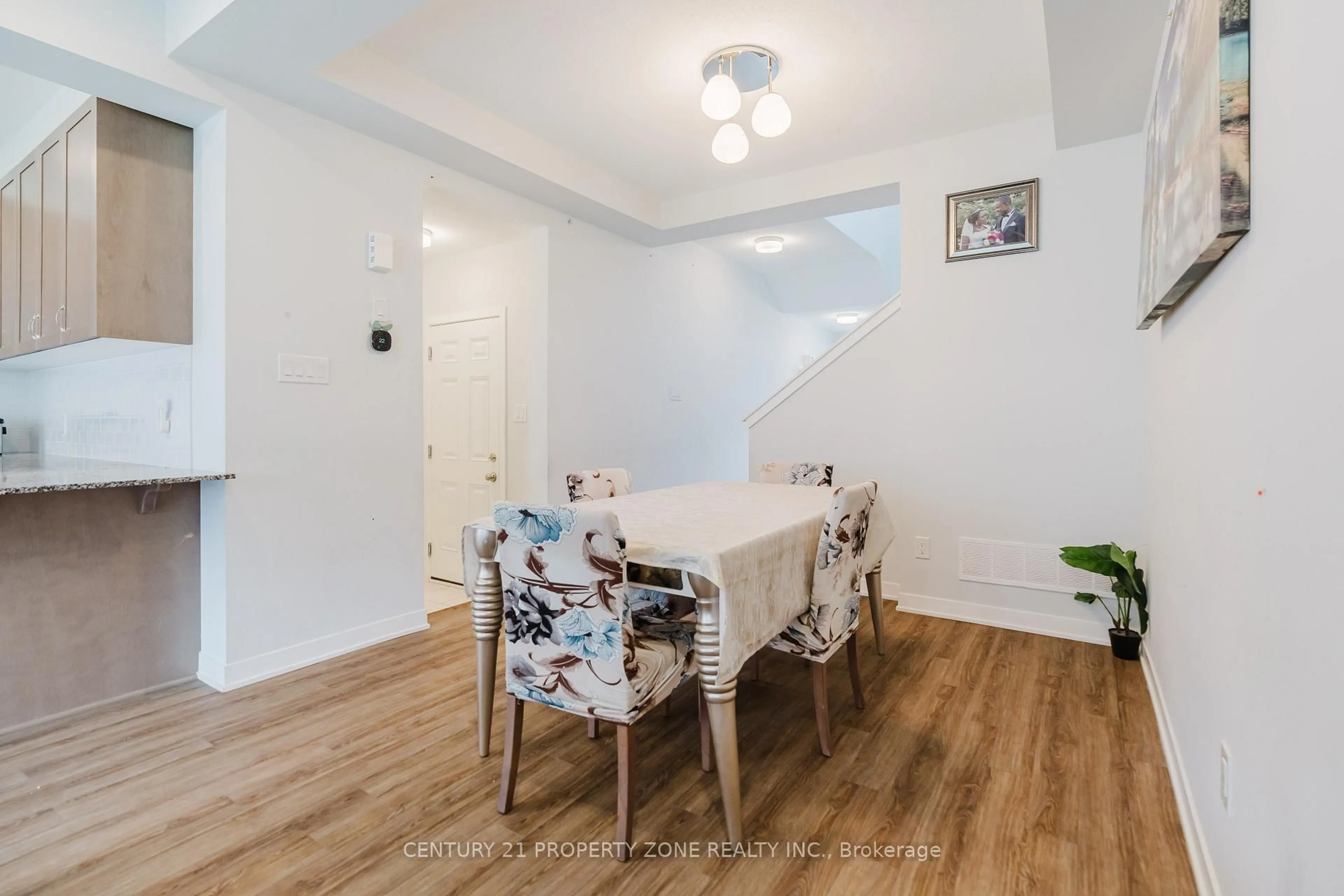 Dining room, wood/laminate floor for 1060 Curraglass Walk, Stittsville Ontario K2S 2A4